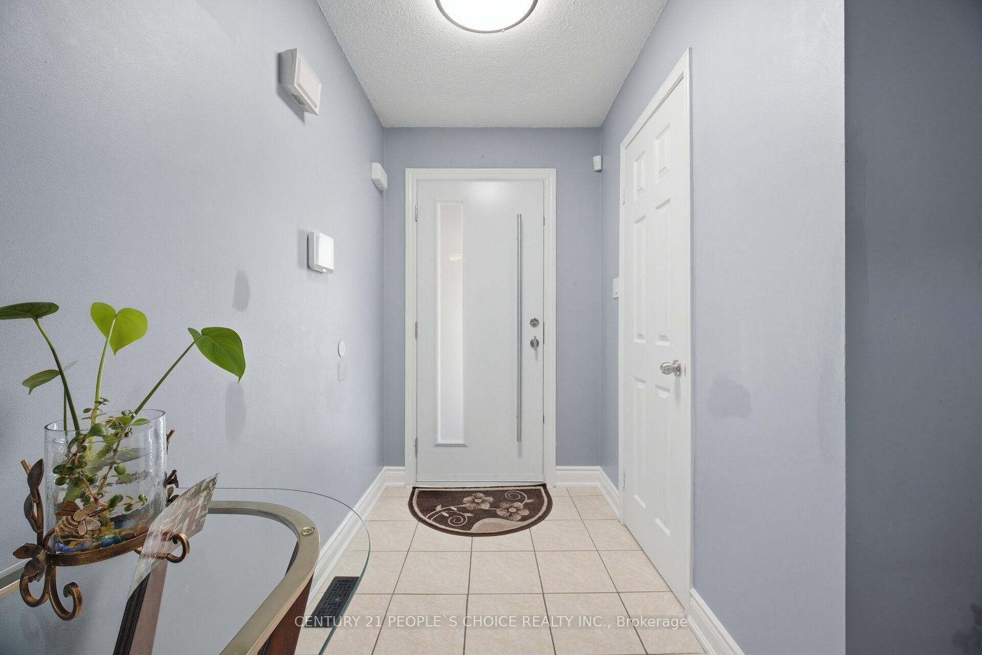 Photo 7 of 49 Cathy Jean Crescent, Etobicoke, Mount Olive-Silverstone-Jamestown — HOMEH