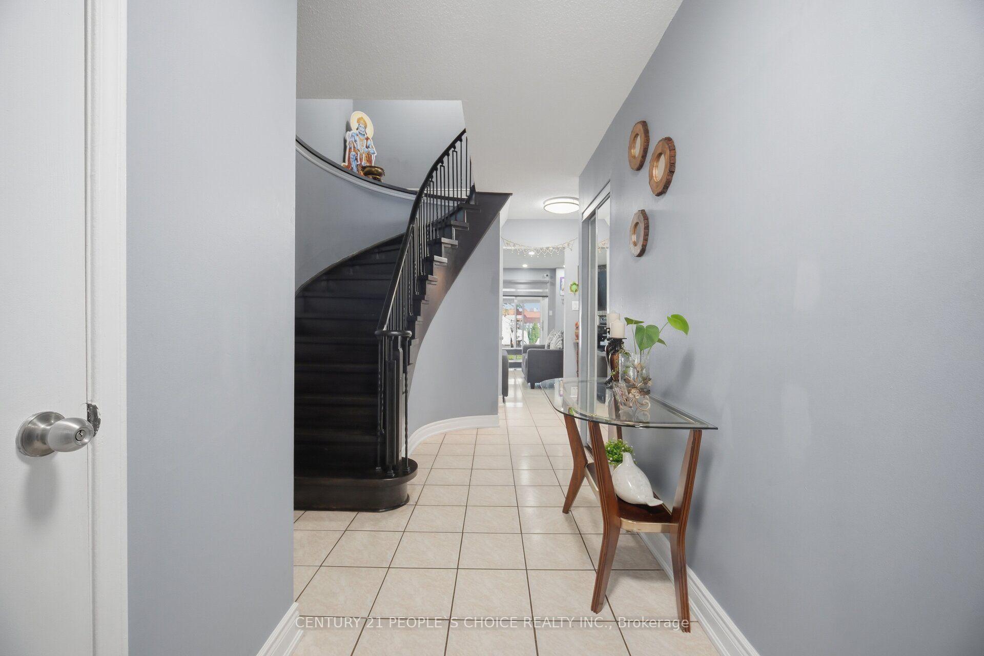 Photo 8 of 49 Cathy Jean Crescent, Etobicoke, Mount Olive-Silverstone-Jamestown — HOMEH