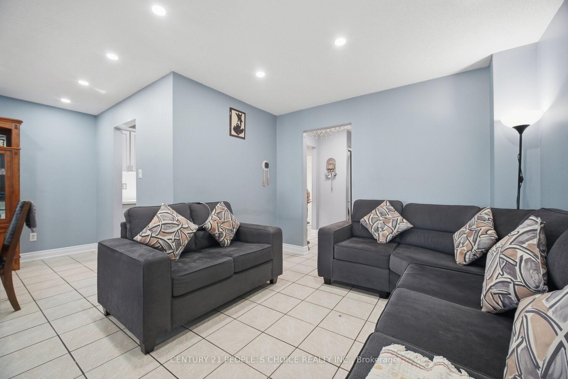 Photo 9 of 49 Cathy Jean Crescent, Etobicoke, Mount Olive-Silverstone-Jamestown — HOMEH