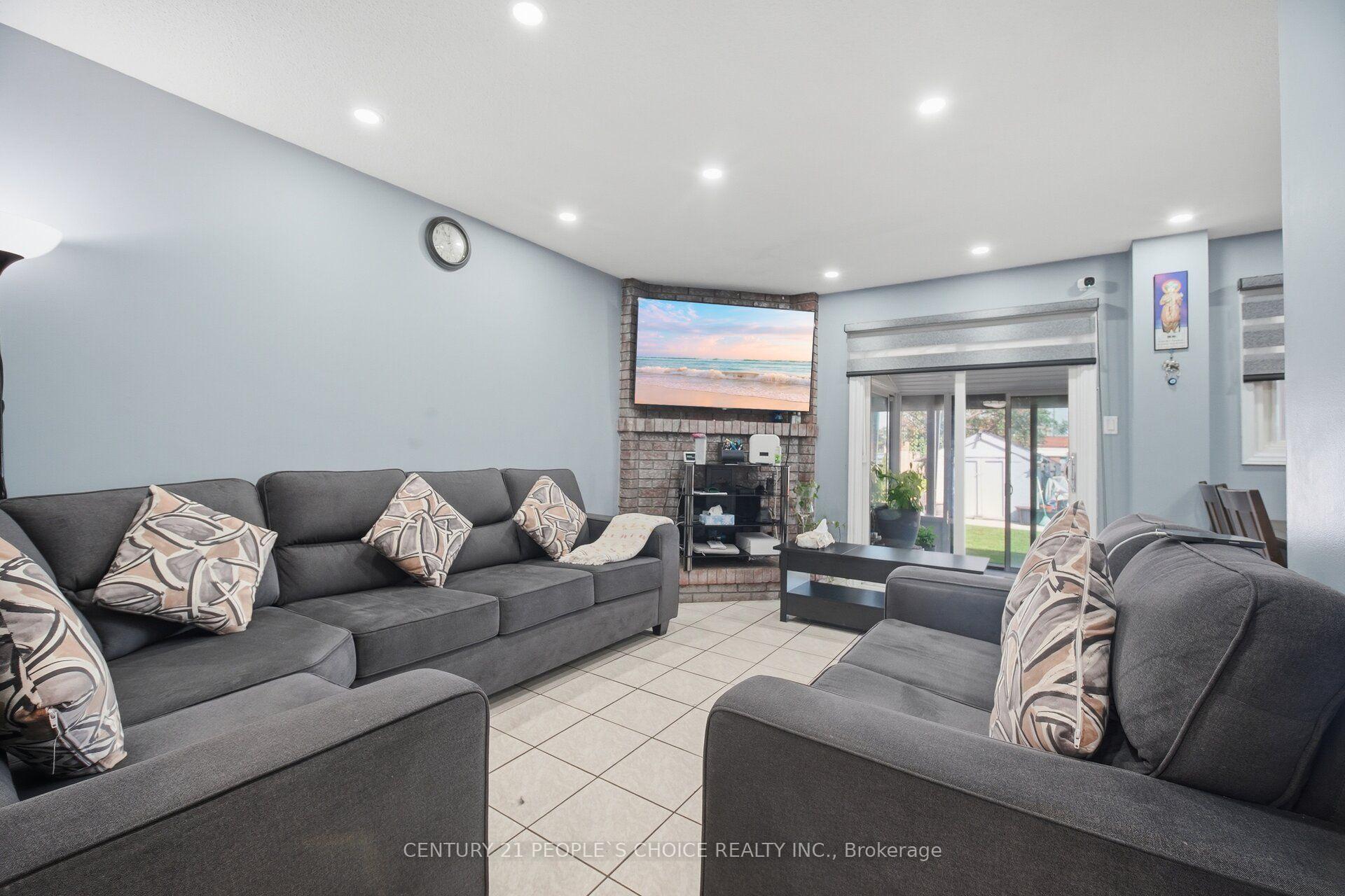 Photo 11 of 49 Cathy Jean Crescent, Etobicoke, Mount Olive-Silverstone-Jamestown — HOMEH