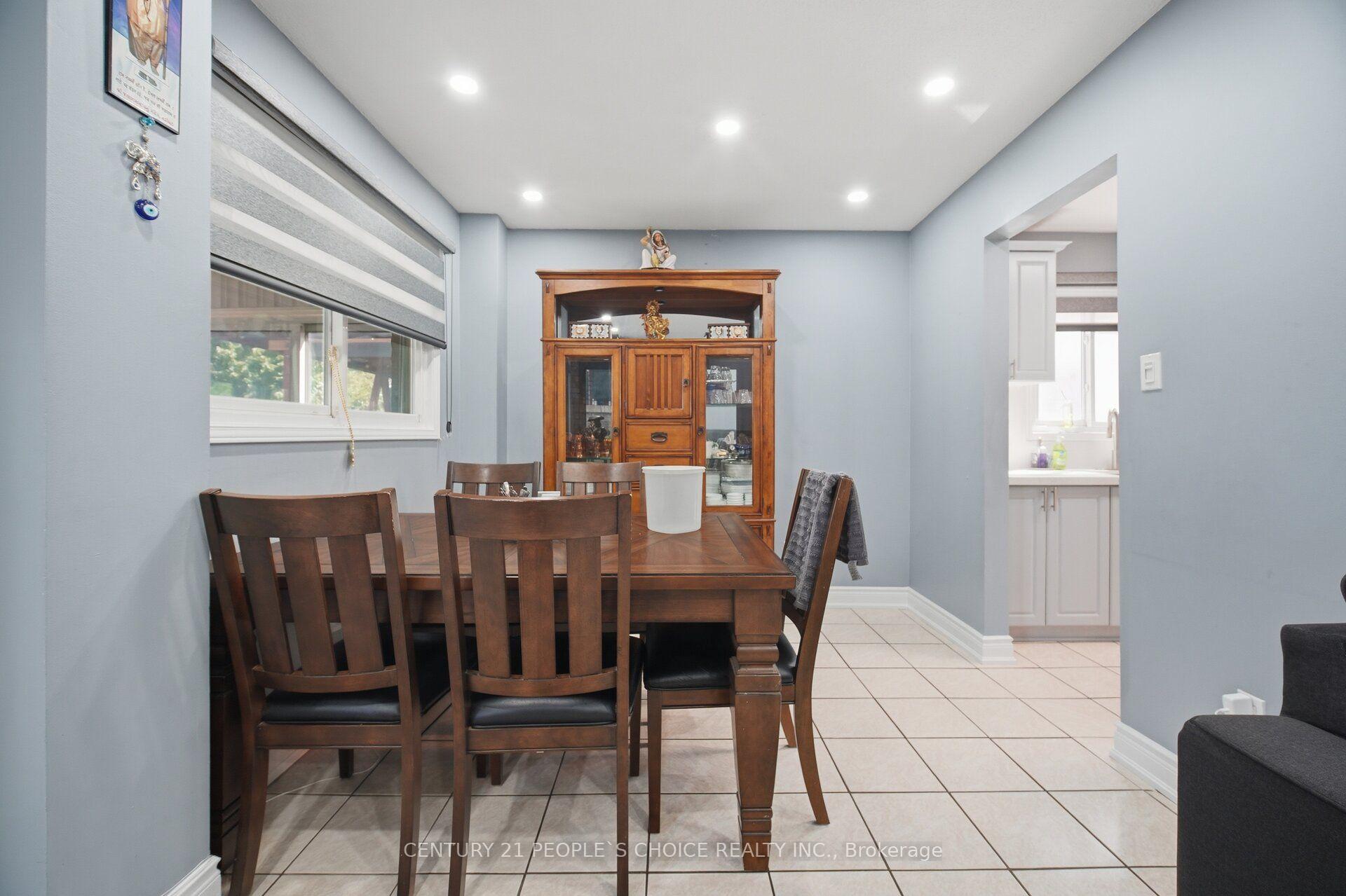 Photo 13 of 49 Cathy Jean Crescent, Etobicoke, Mount Olive-Silverstone-Jamestown — HOMEH