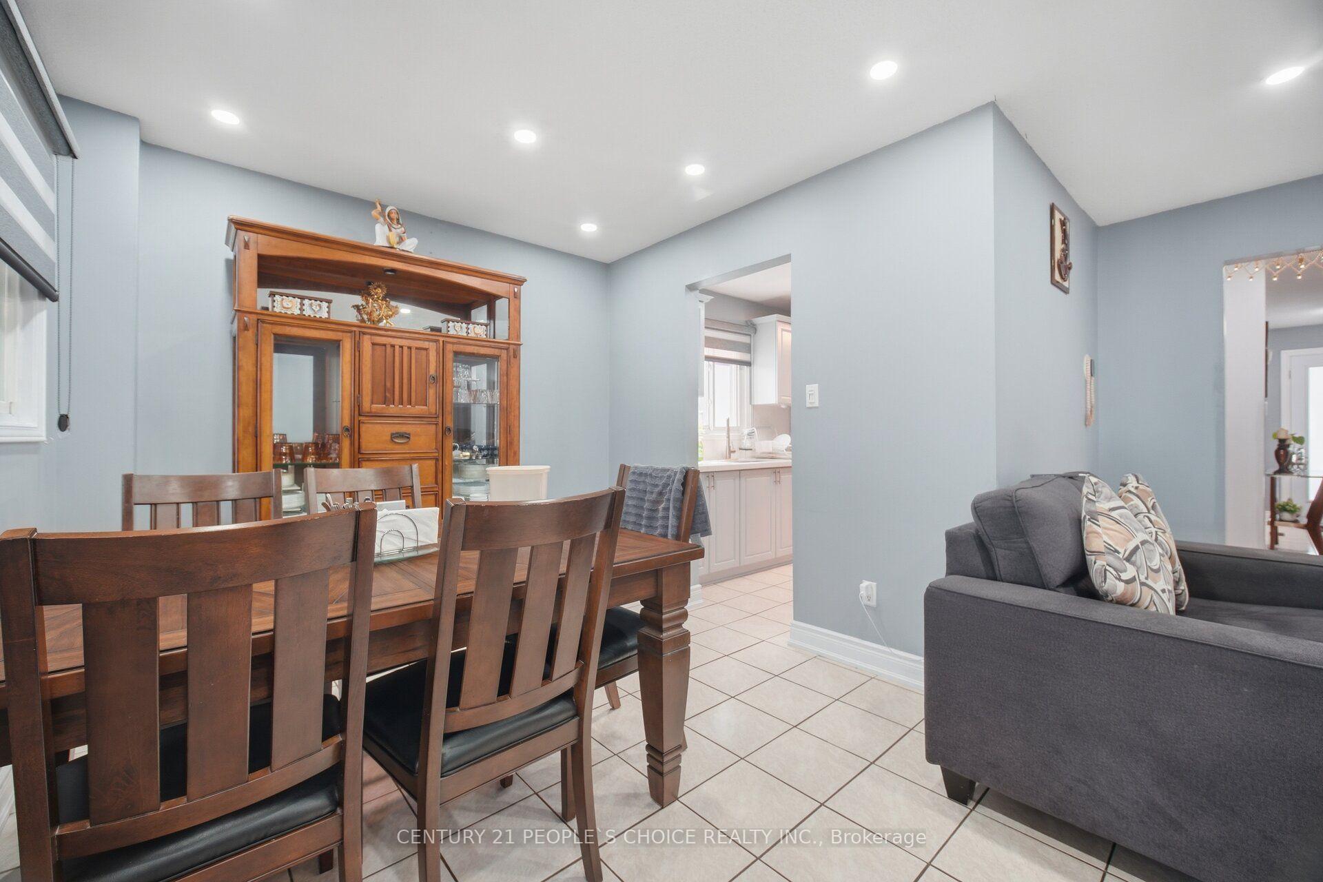 Photo 14 of 49 Cathy Jean Crescent, Etobicoke, Mount Olive-Silverstone-Jamestown — HOMEH