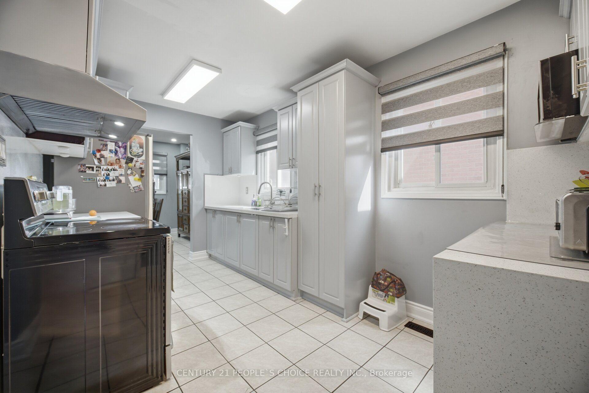 Photo 15 of 49 Cathy Jean Crescent, Etobicoke, Mount Olive-Silverstone-Jamestown — HOMEH