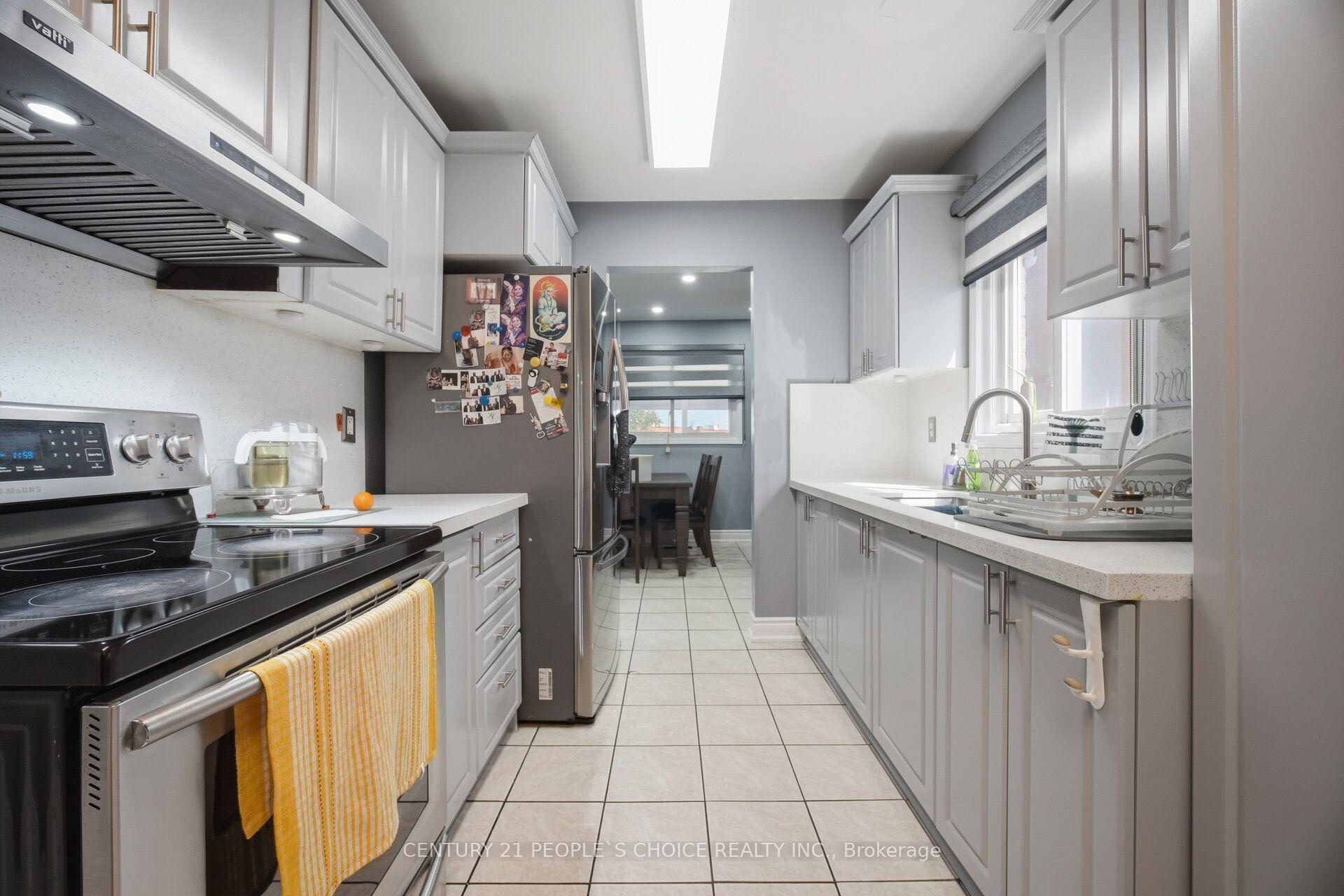 Photo 16 of 49 Cathy Jean Crescent, Etobicoke, Mount Olive-Silverstone-Jamestown — HOMEH