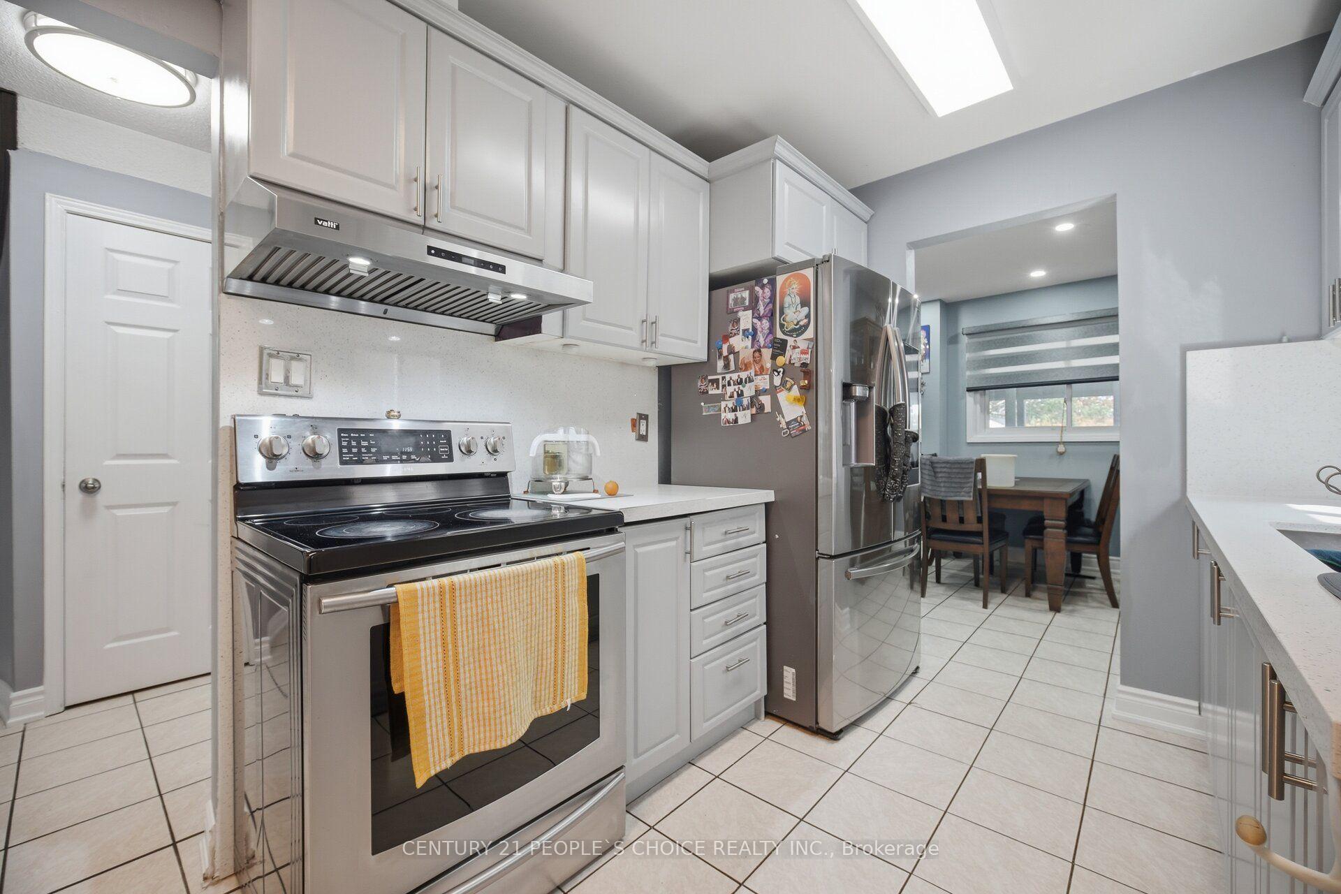 Photo 17 of 49 Cathy Jean Crescent, Etobicoke, Mount Olive-Silverstone-Jamestown — HOMEH
