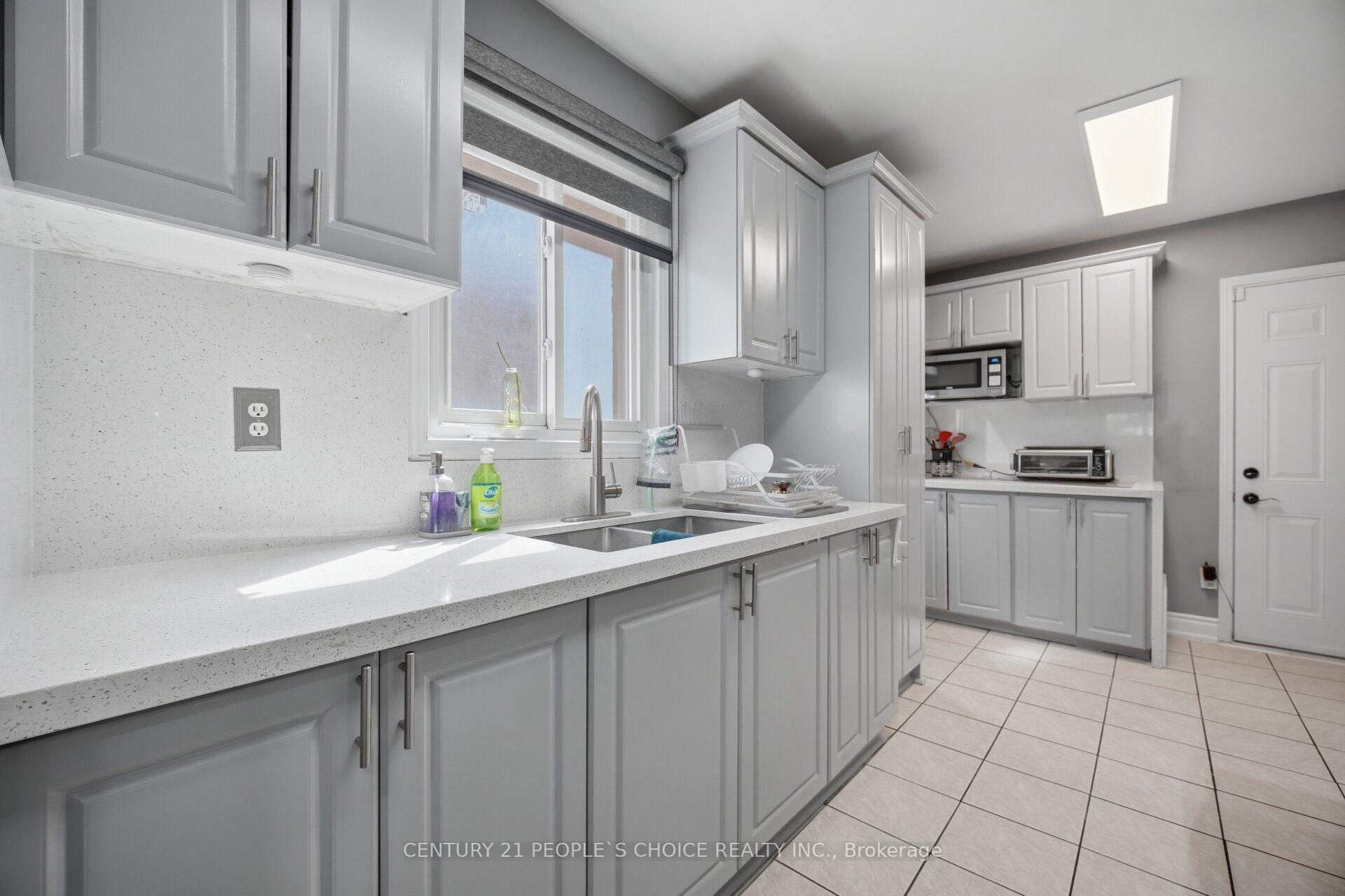 Photo 18 of 49 Cathy Jean Crescent, Etobicoke, Mount Olive-Silverstone-Jamestown — HOMEH