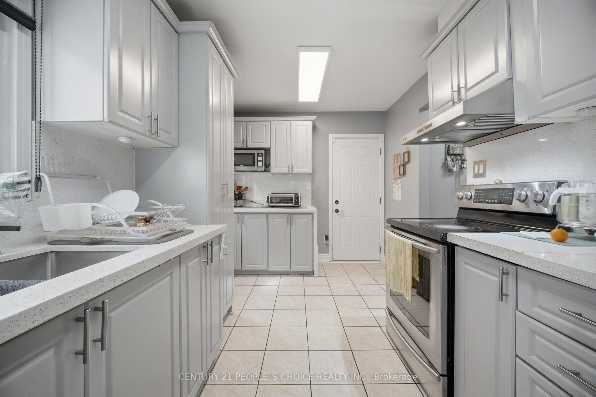 Photo 19 of 49 Cathy Jean Crescent, Etobicoke, Mount Olive-Silverstone-Jamestown — HOMEH