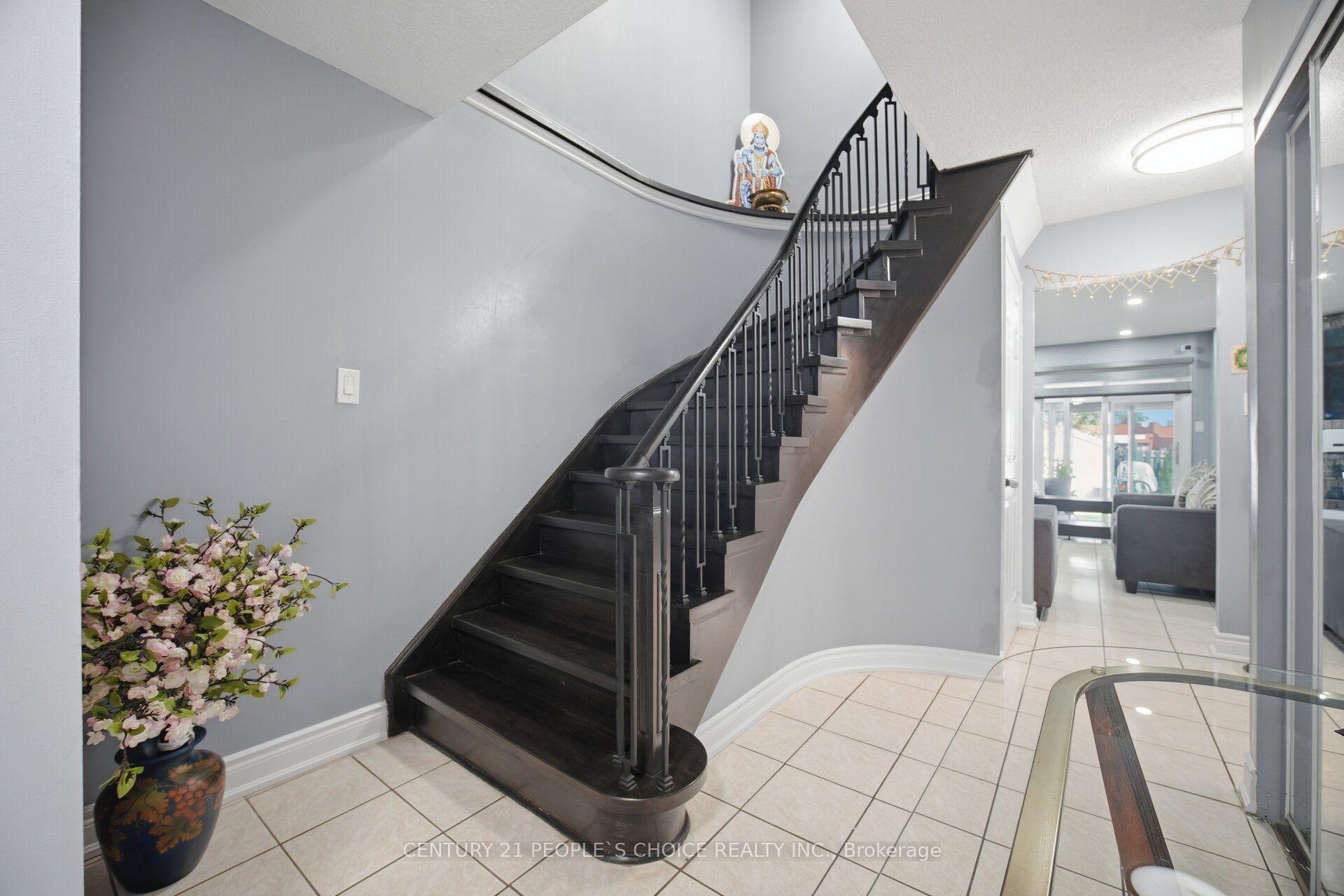 Photo 21 of 49 Cathy Jean Crescent, Etobicoke, Mount Olive-Silverstone-Jamestown — HOMEH