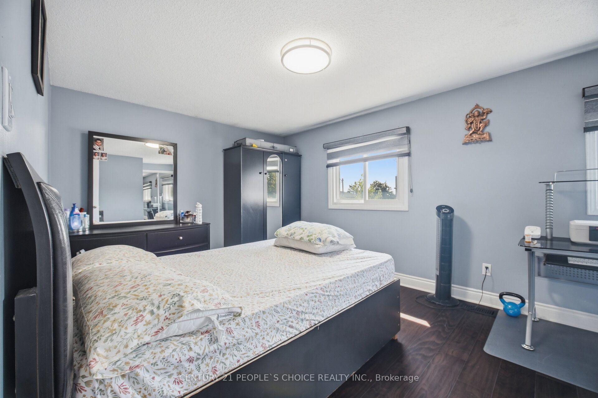 Photo 23 of 49 Cathy Jean Crescent, Etobicoke, Mount Olive-Silverstone-Jamestown — HOMEH