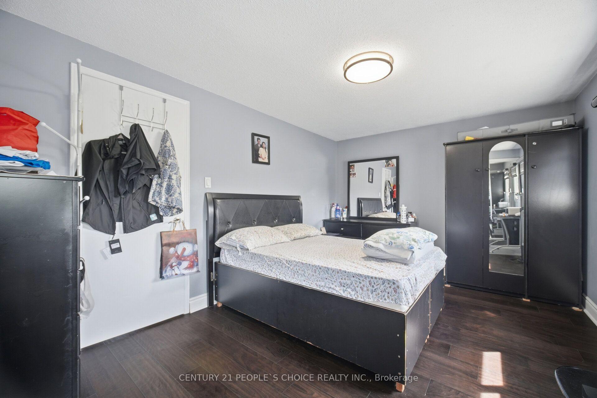 Photo 24 of 49 Cathy Jean Crescent, Etobicoke, Mount Olive-Silverstone-Jamestown — HOMEH