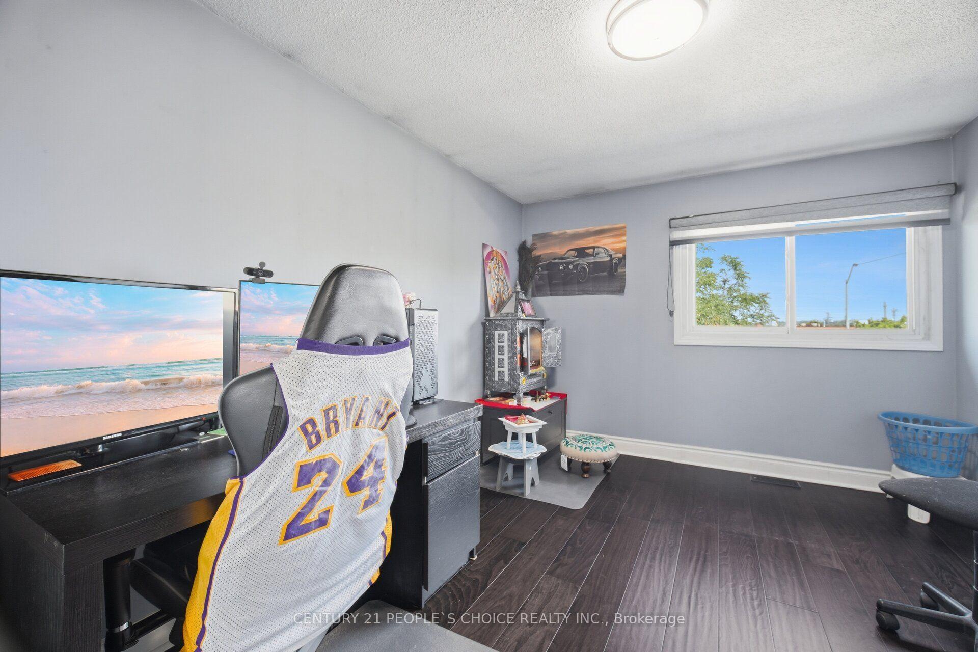 Photo 28 of 49 Cathy Jean Crescent, Etobicoke, Mount Olive-Silverstone-Jamestown — HOMEH