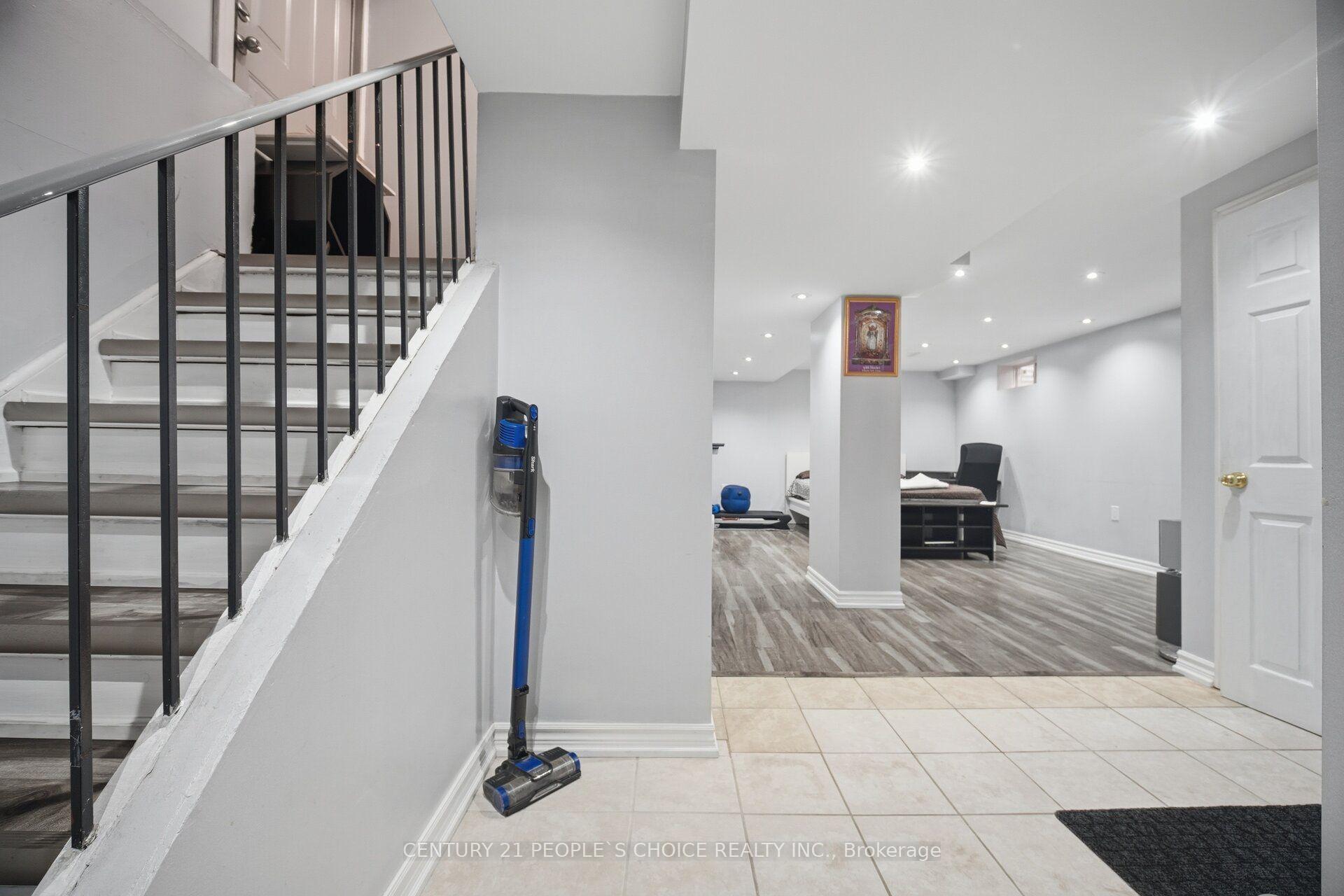 Photo 33 of 49 Cathy Jean Crescent, Etobicoke, Mount Olive-Silverstone-Jamestown — HOMEH