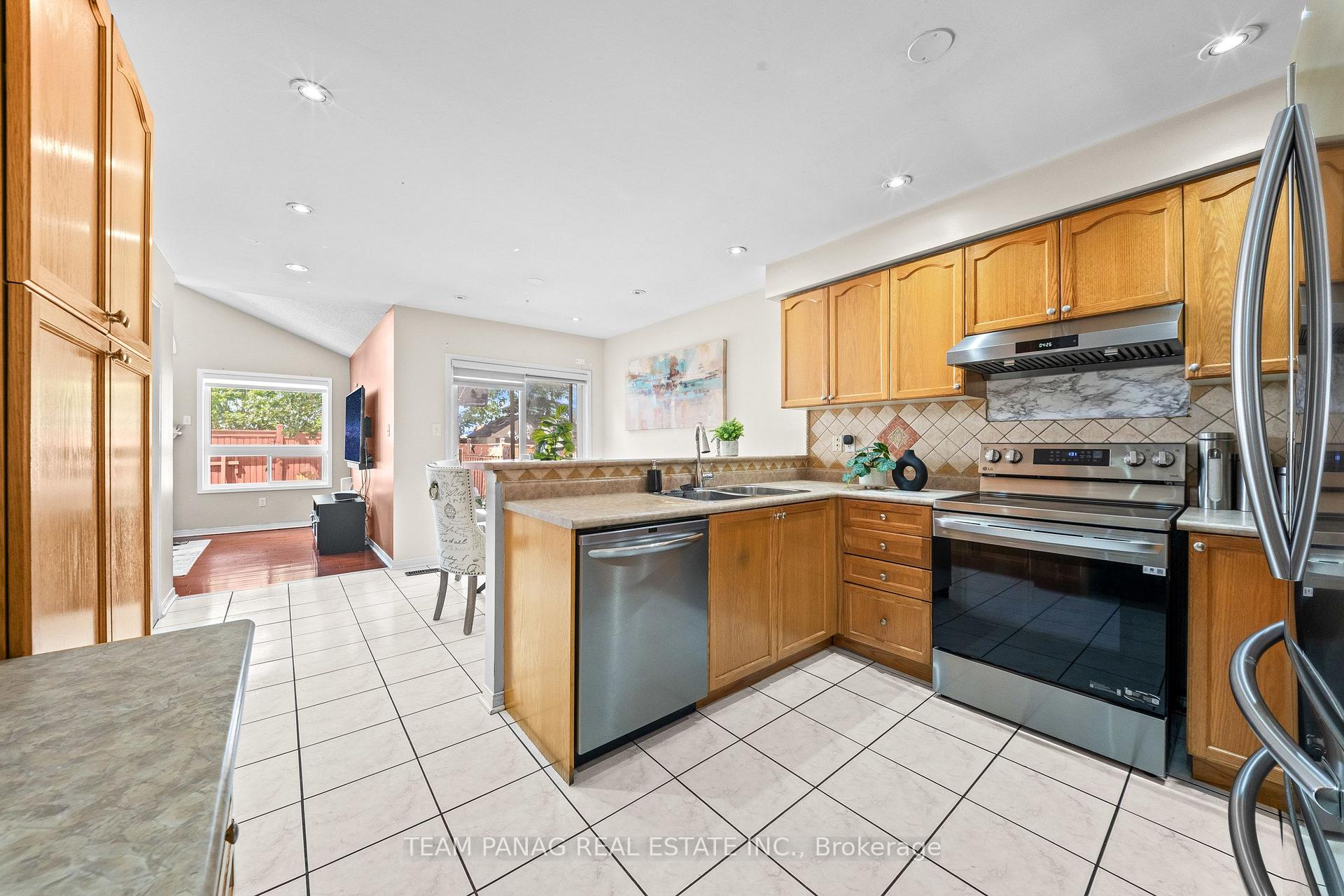 Photo 12 of 48 Sweet Clover Crescent, Brampton, Sandringham-Wellington — HOMEH
