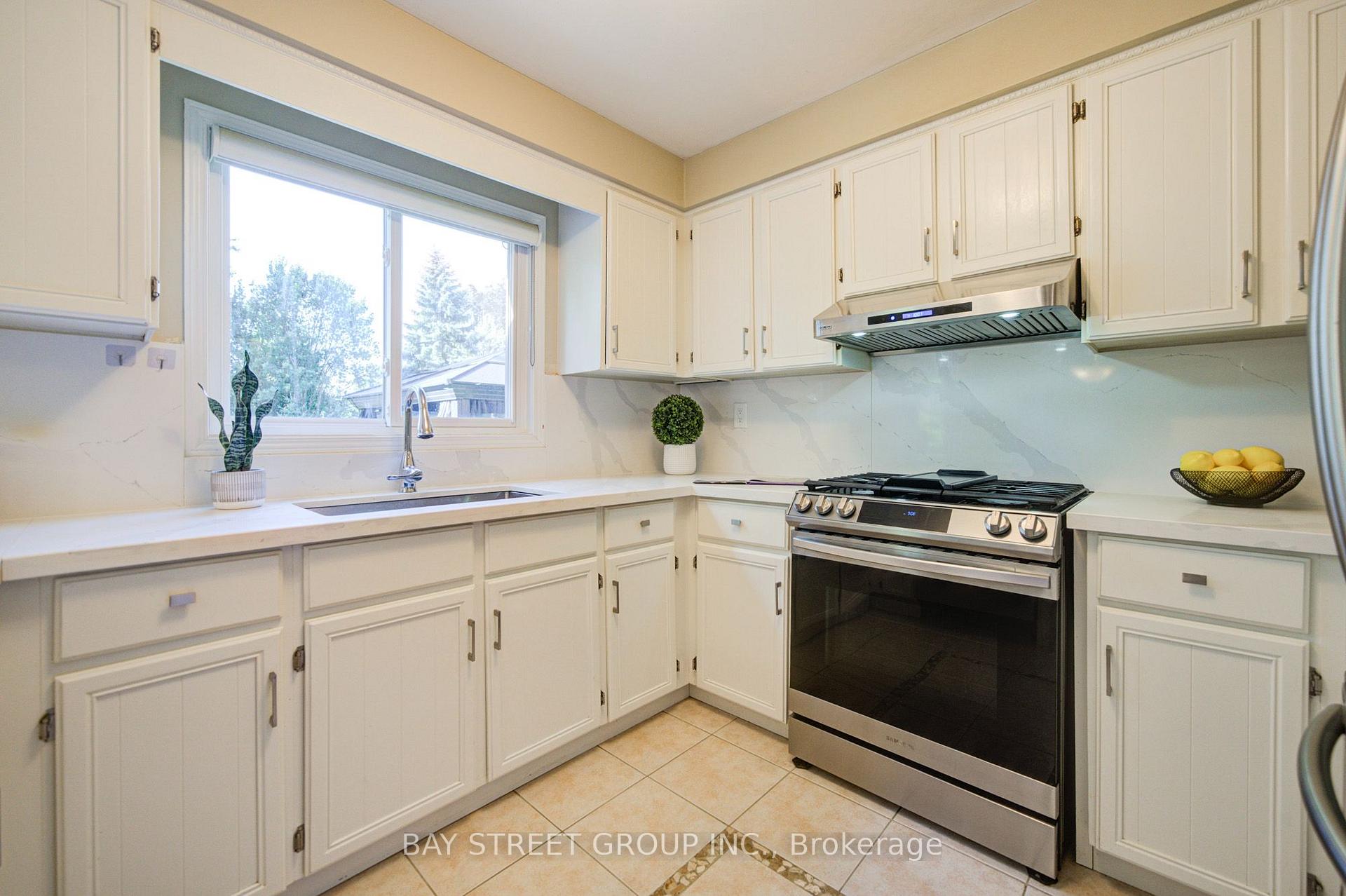 Photo 10 of 1348 Windrush Drive, Oakville, Glen Abbey — HOMEH