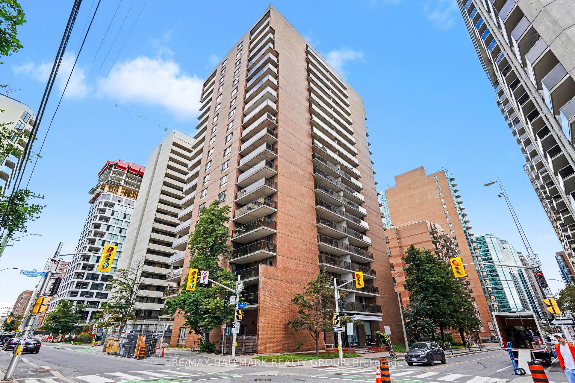 Photo of Unit 403, 475 Laurier Avenue W