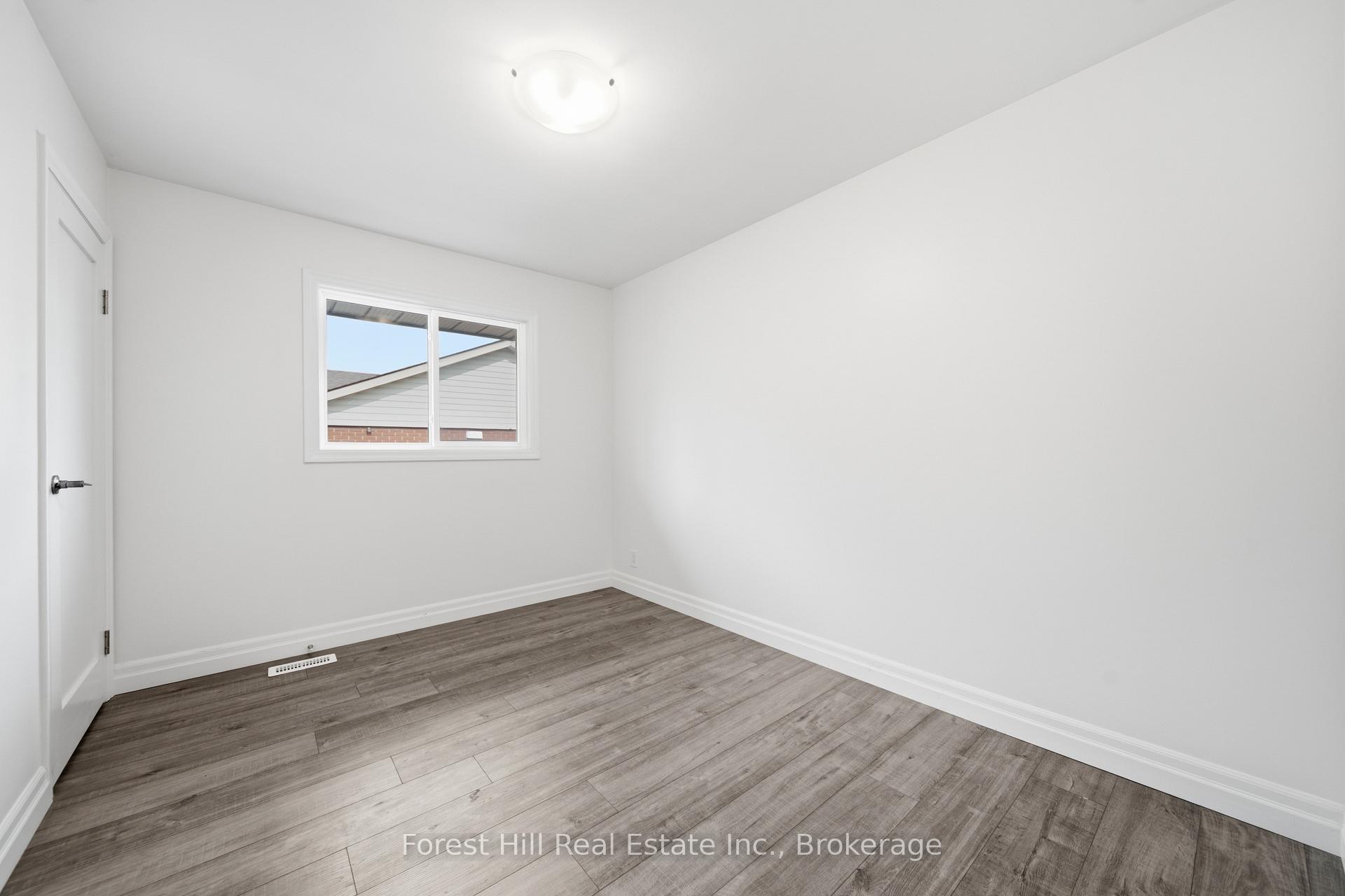 Photo 20 of 31 Gay Crescent, Kitchener, Stanley Park — HOMEH