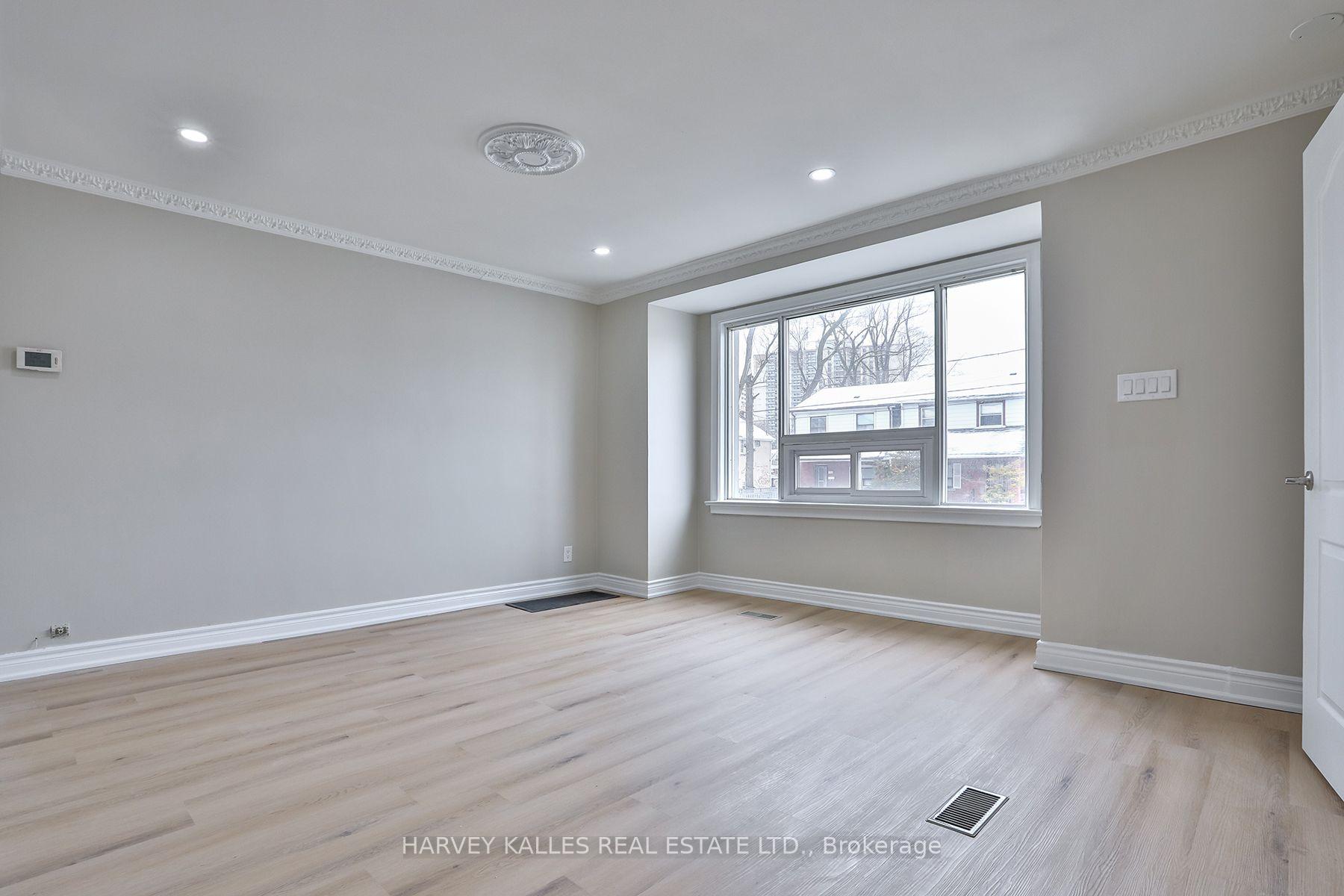 Photo 3 of 1239 Jane Street, North York, Mount Dennis — HOMEH