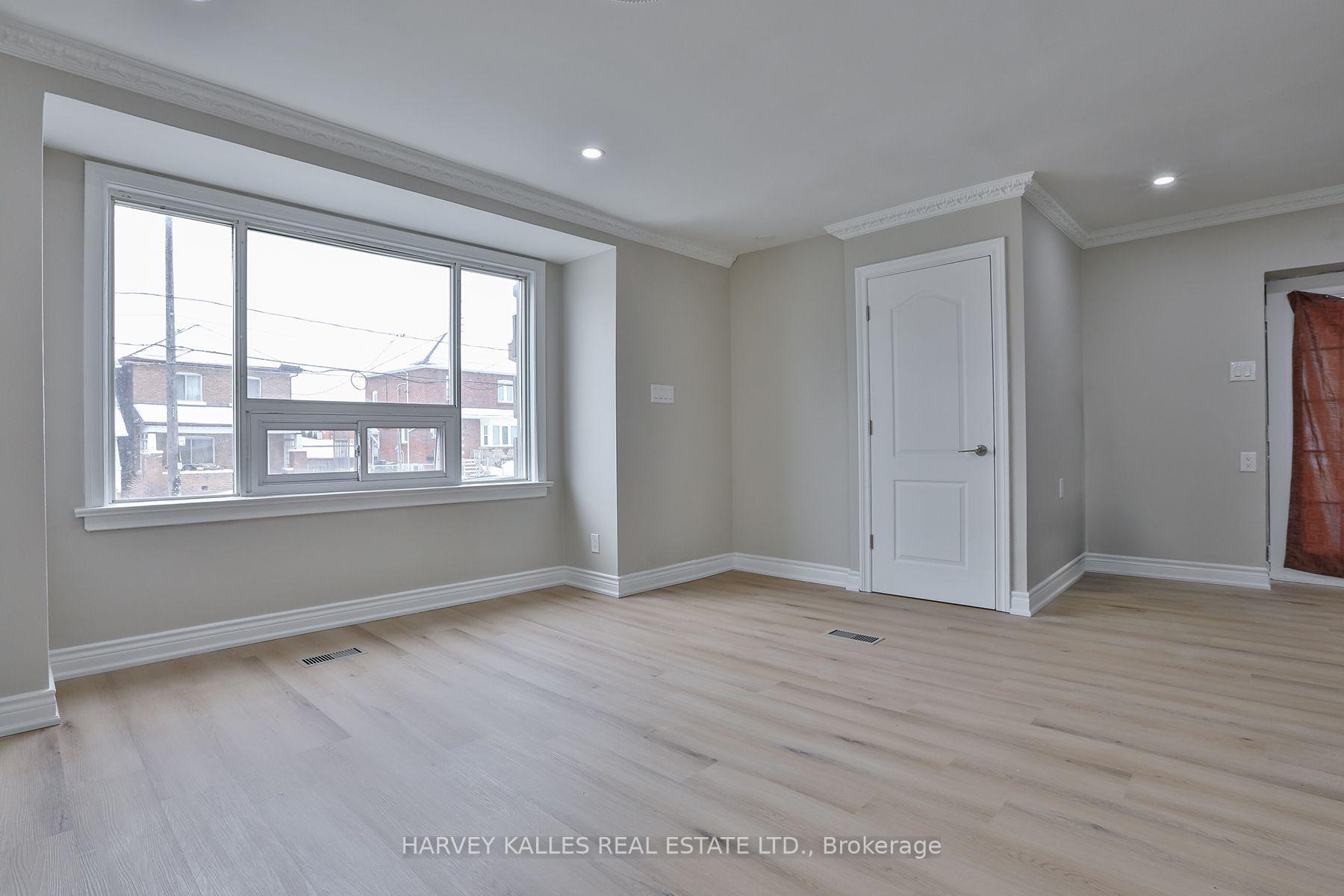 Photo 6 of 1239 Jane Street, North York, Mount Dennis — HOMEH