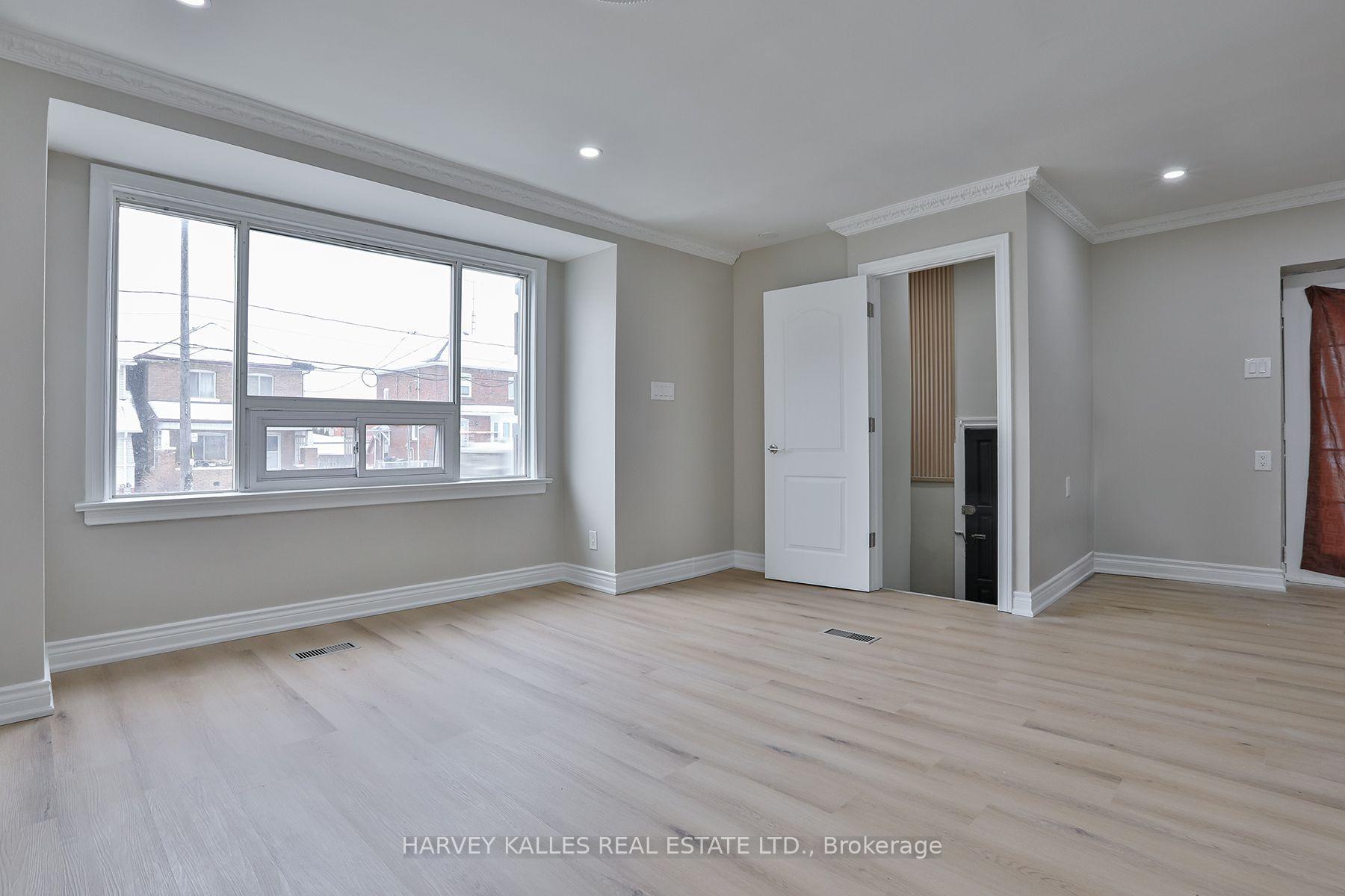 Photo 7 of 1239 Jane Street, North York, Mount Dennis — HOMEH