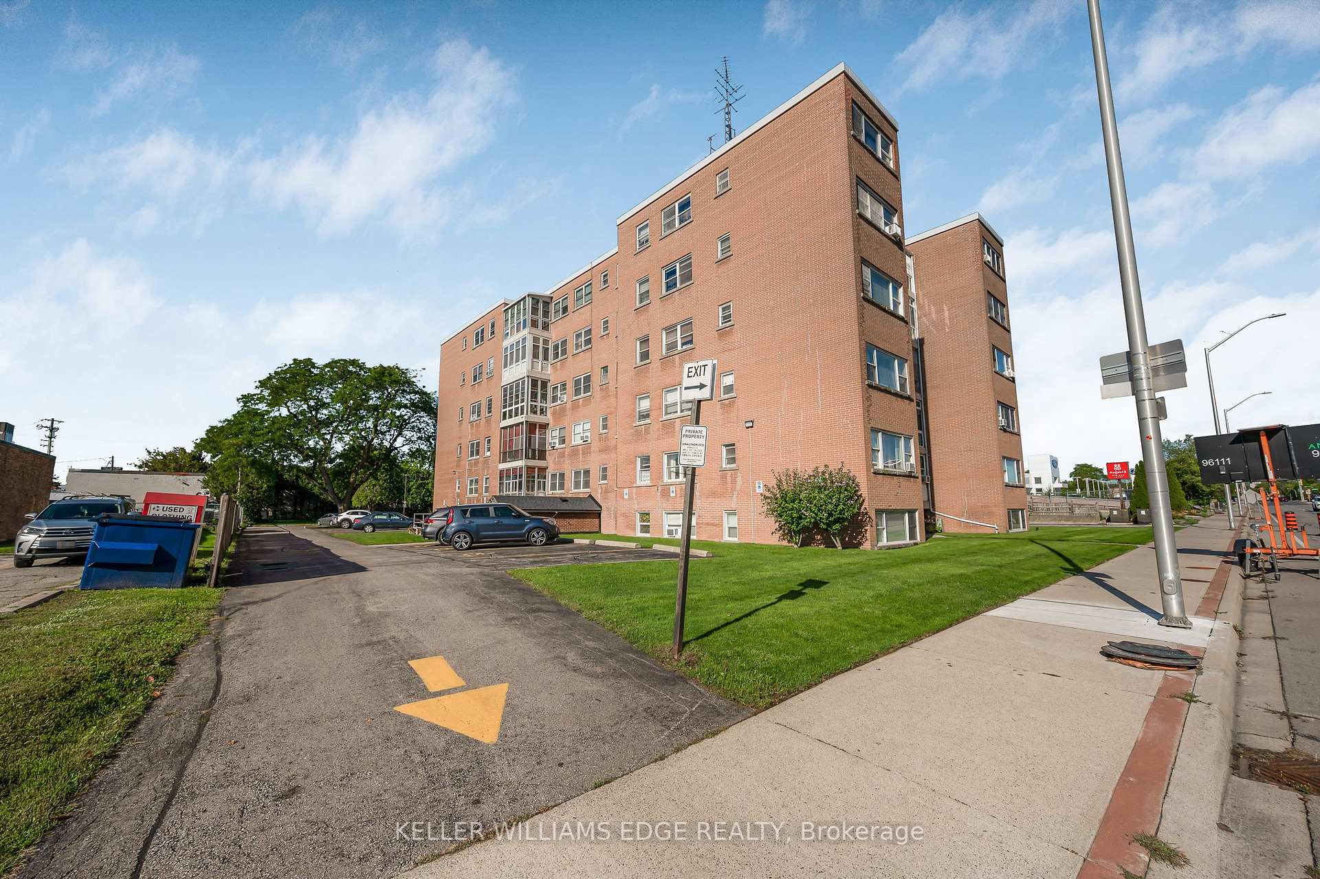 Photo 3 of Unit 9, 824 Brant Street, Burlington, Brant — HOMEH