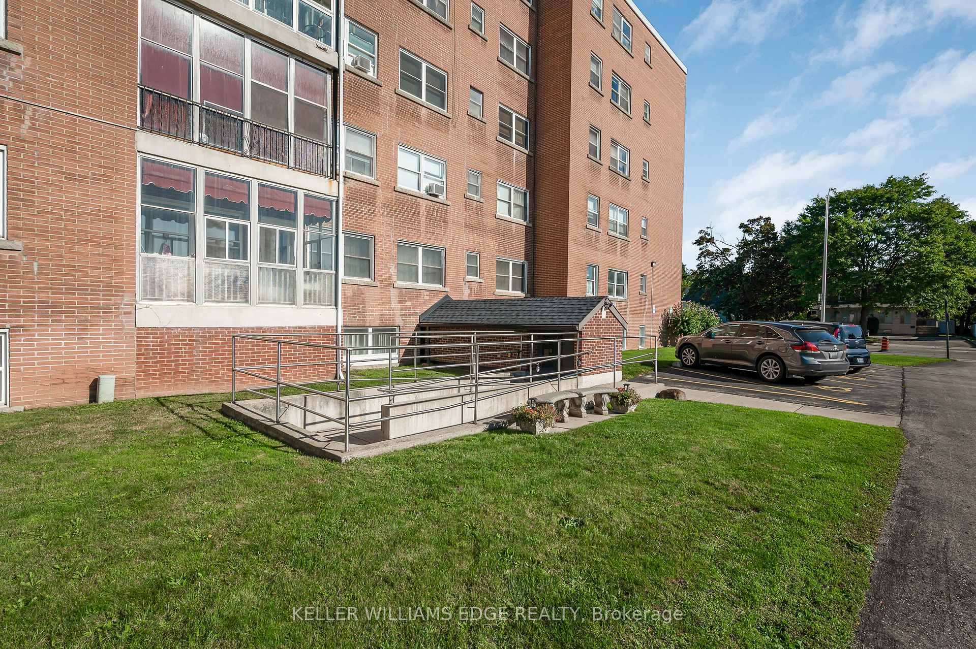 Photo 4 of Unit 9, 824 Brant Street, Burlington, Brant — HOMEH