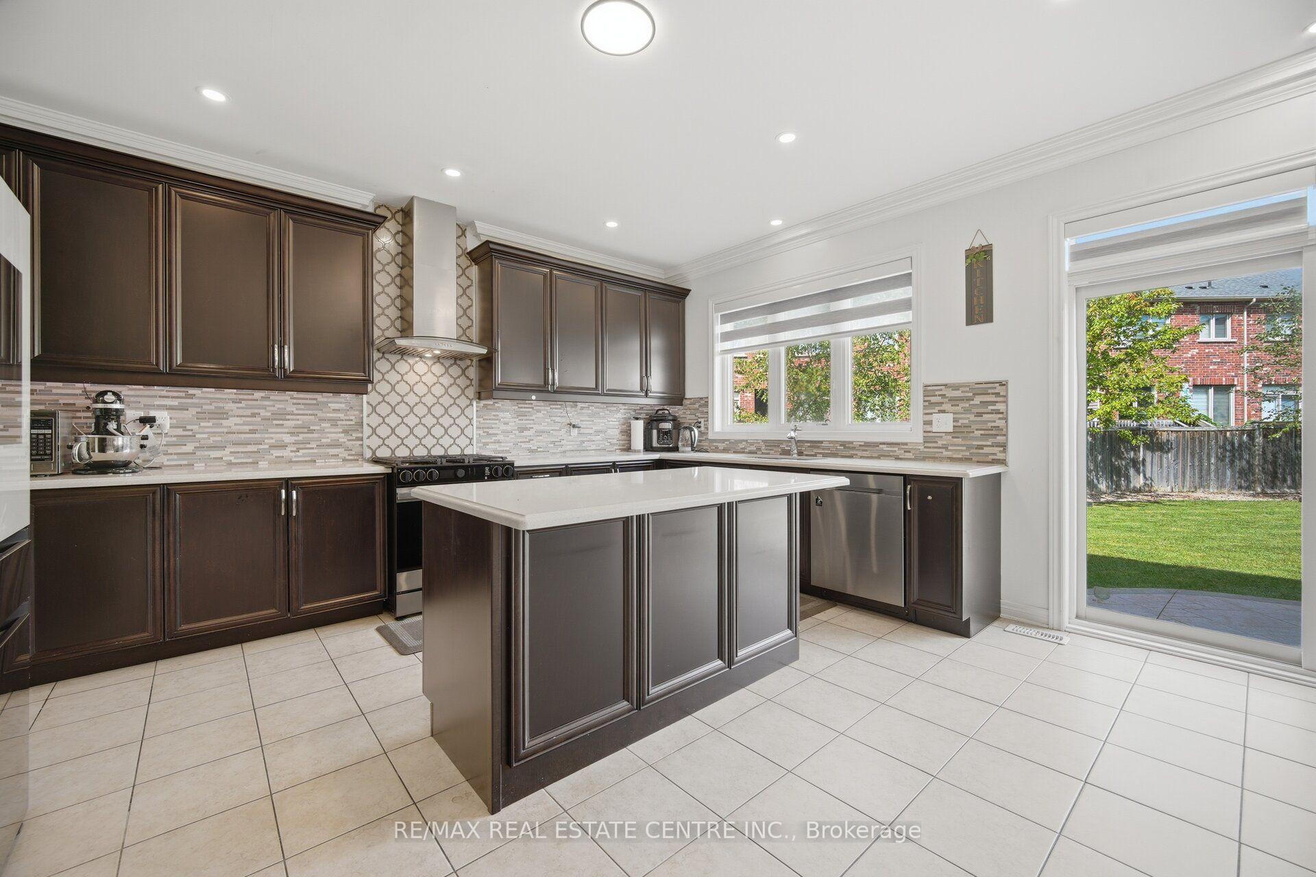 Photo 3 of 13 Goodsway Trail, Brampton, Northwest Brampton — HOMEH