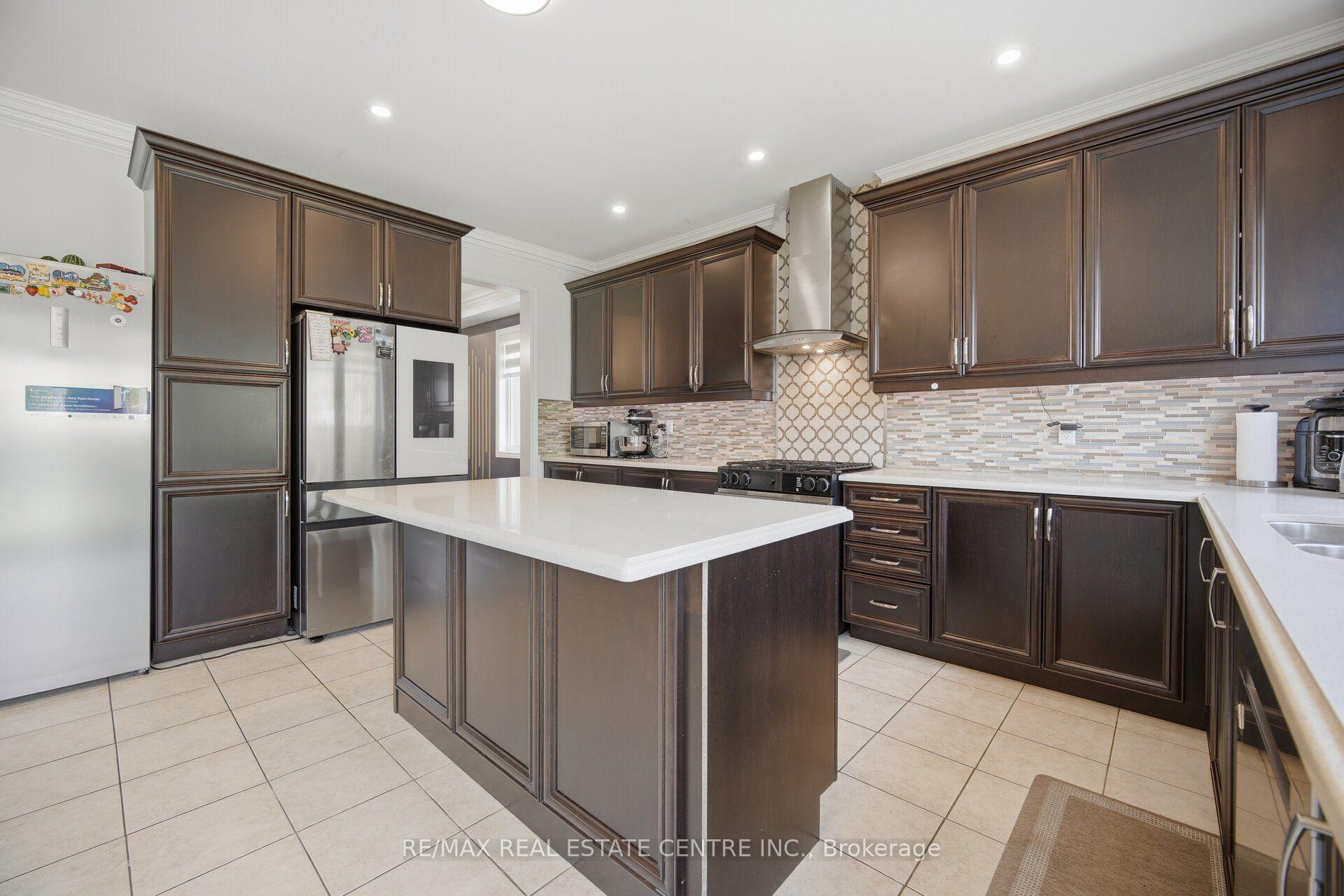 Photo 4 of 13 Goodsway Trail, Brampton, Northwest Brampton — HOMEH