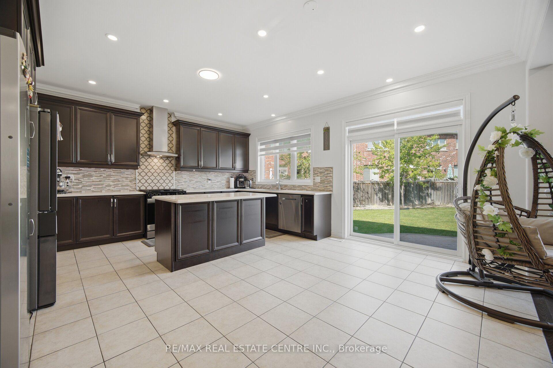 Photo 8 of 13 Goodsway Trail, Brampton, Northwest Brampton — HOMEH