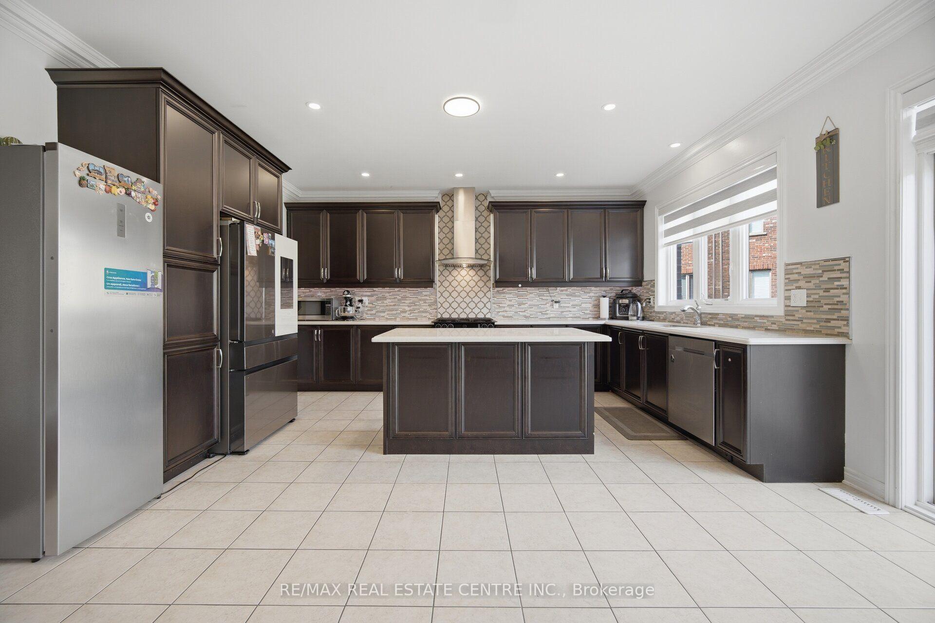 Photo 9 of 13 Goodsway Trail, Brampton, Northwest Brampton — HOMEH