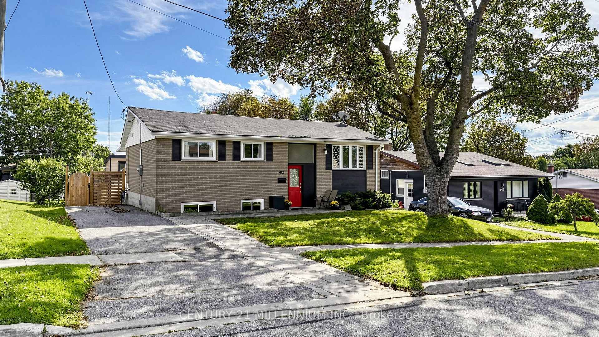 Photo 10 of 938 Greenwood Crescent, Whitby, Downtown Whitby — HOMEH