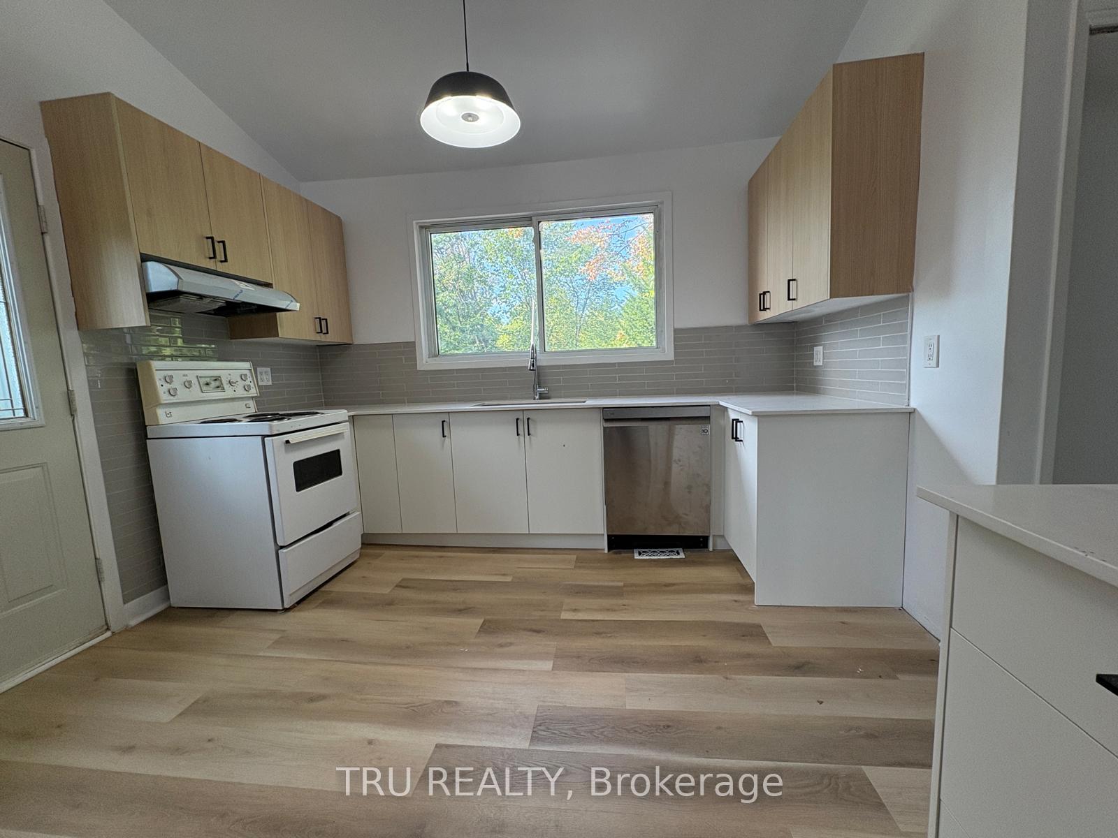 Photo 12 of 2417 Junction Avenue, Ottawa, Heron Park — HOMEH