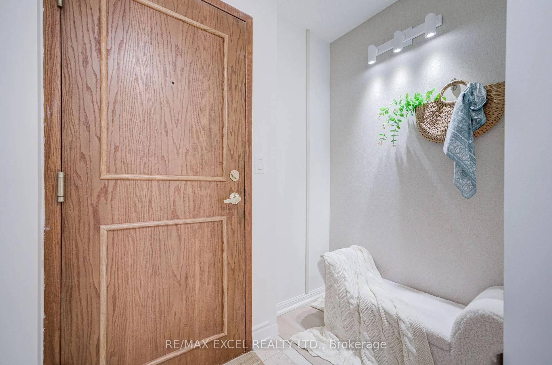 Photo 5 of Unit 1706, 8 Lee Centre Drive, Scarborough, Woburn — HOMEH