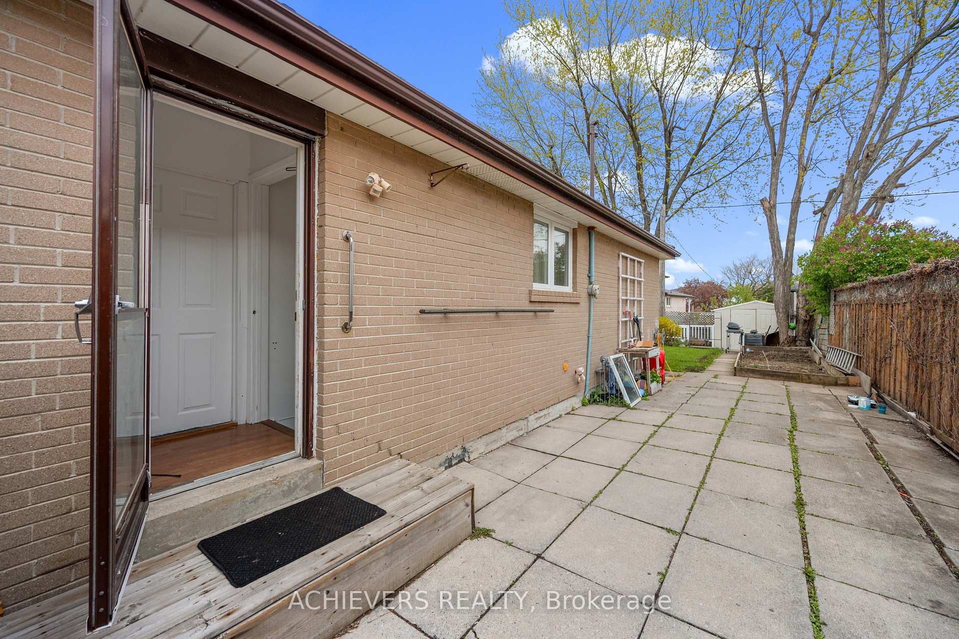 Photo 40 of 39 Danesbury Crescent, Brampton, Southgate — HOMEH