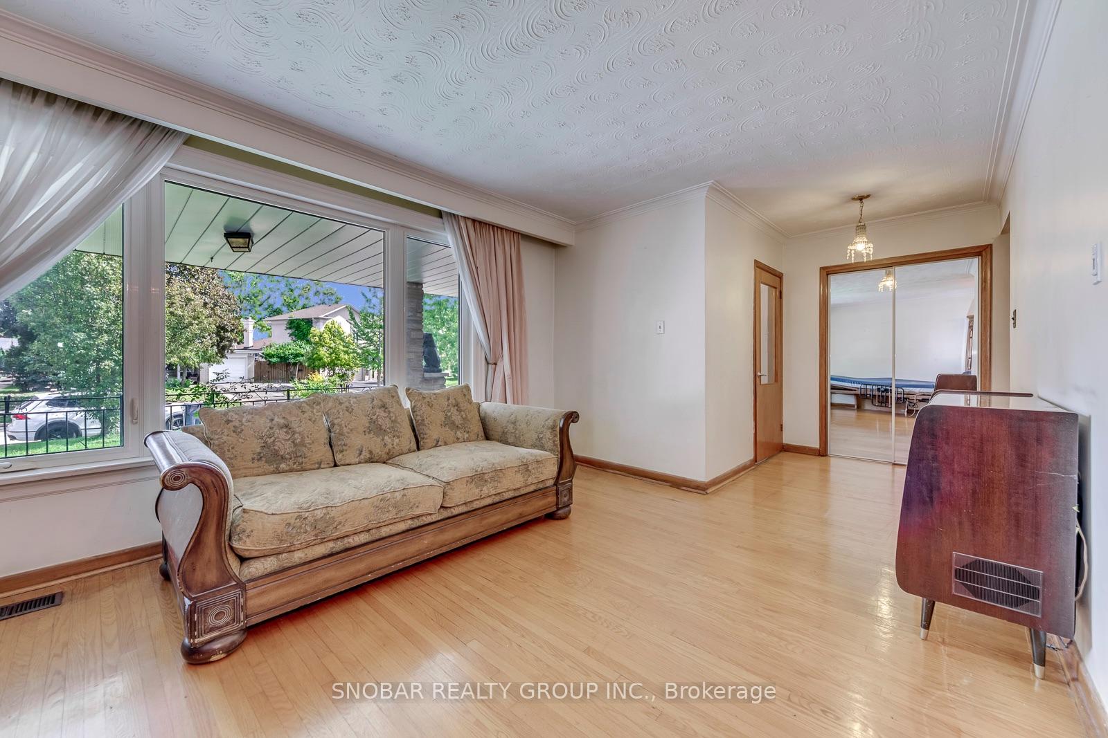 Photo 11 of 42 Newstead Road, Etobicoke, Willowridge-Martingrove-Richview — HOMEH