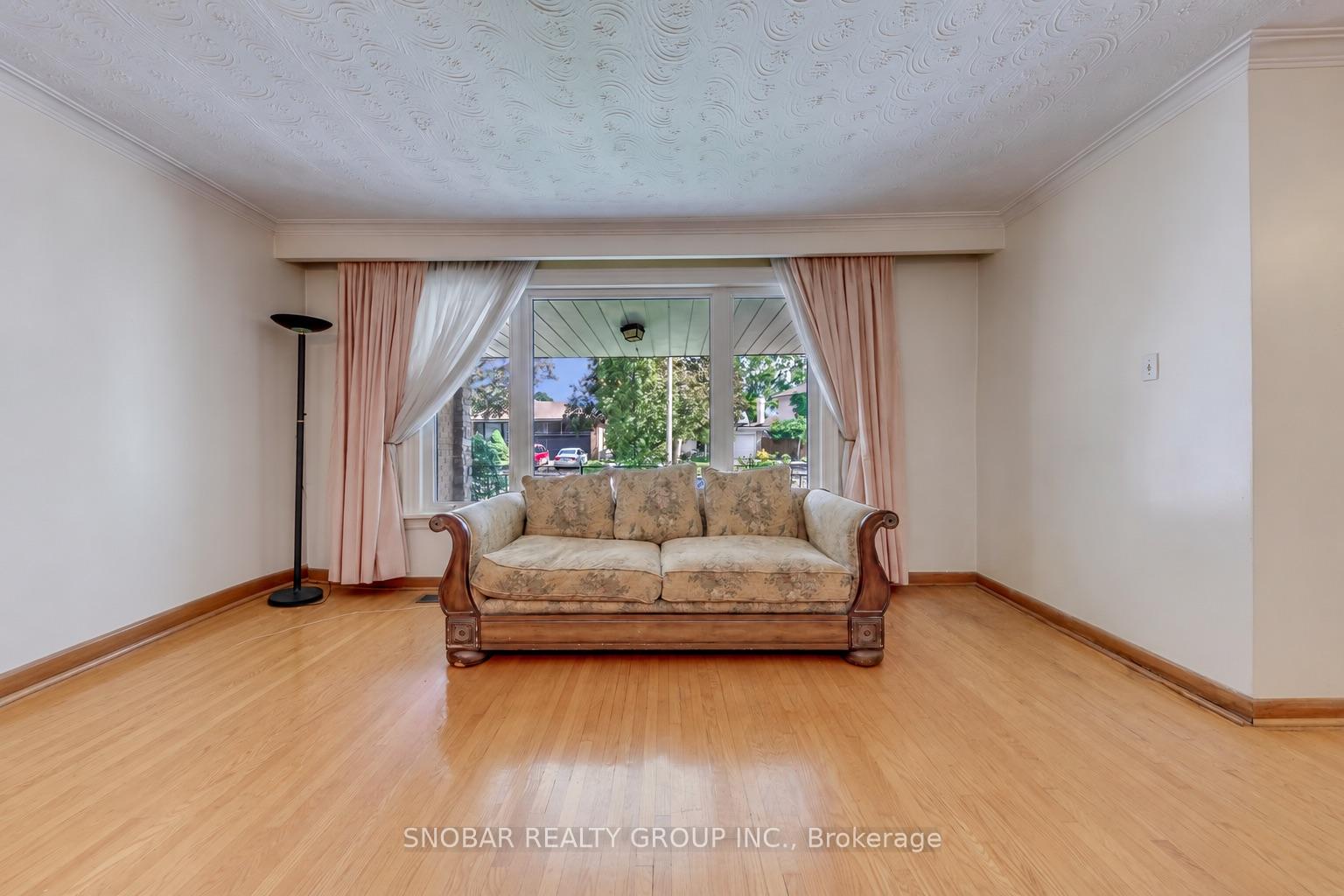 Photo 12 of 42 Newstead Road, Etobicoke, Willowridge-Martingrove-Richview — HOMEH