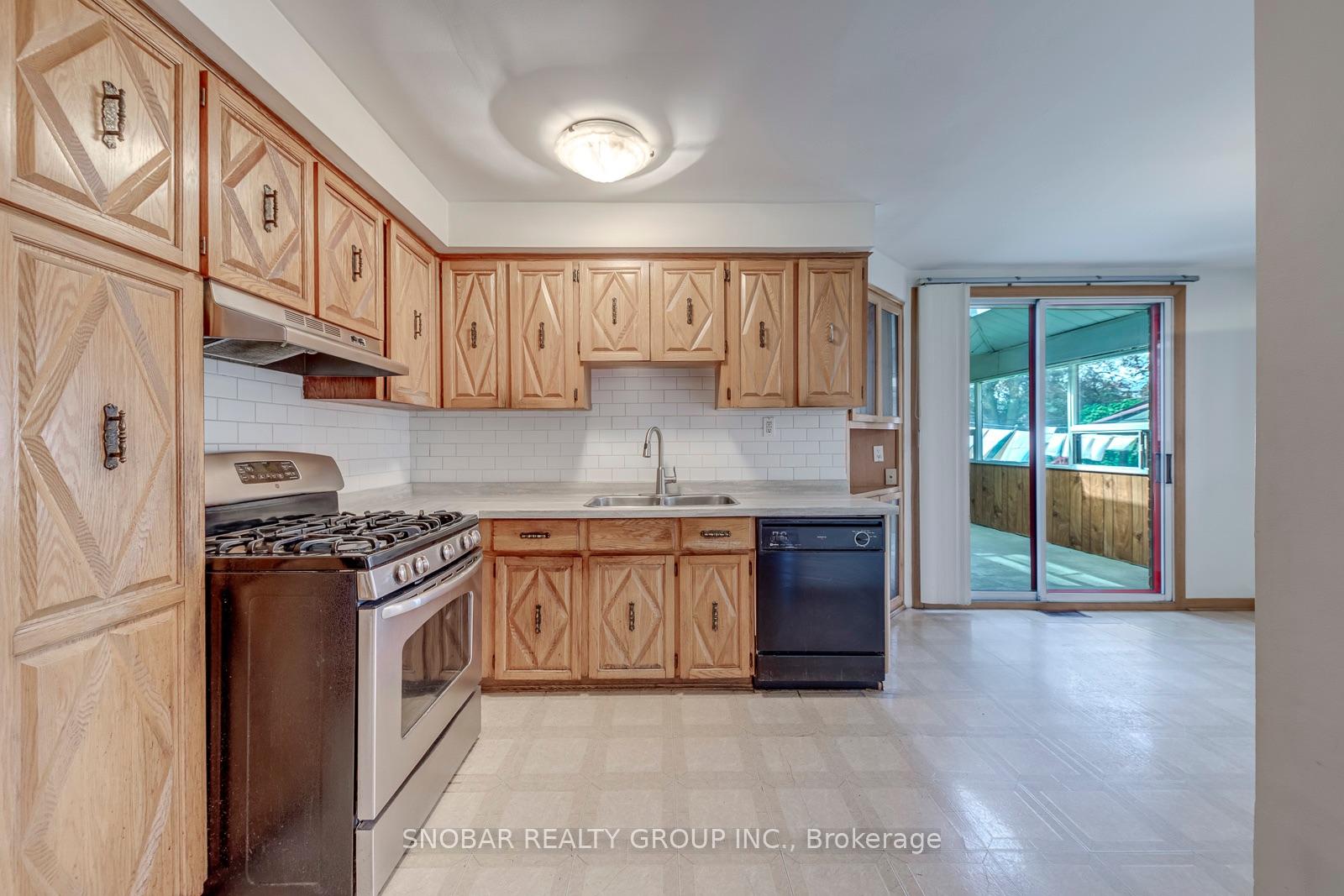 Photo 13 of 42 Newstead Road, Etobicoke, Willowridge-Martingrove-Richview — HOMEH