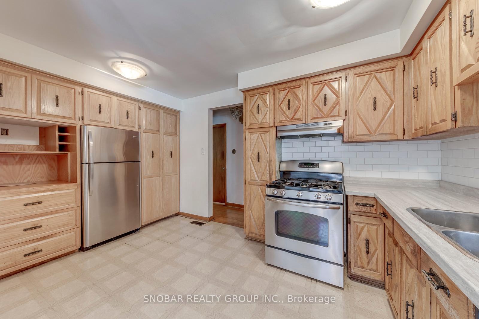 Photo 14 of 42 Newstead Road, Etobicoke, Willowridge-Martingrove-Richview — HOMEH