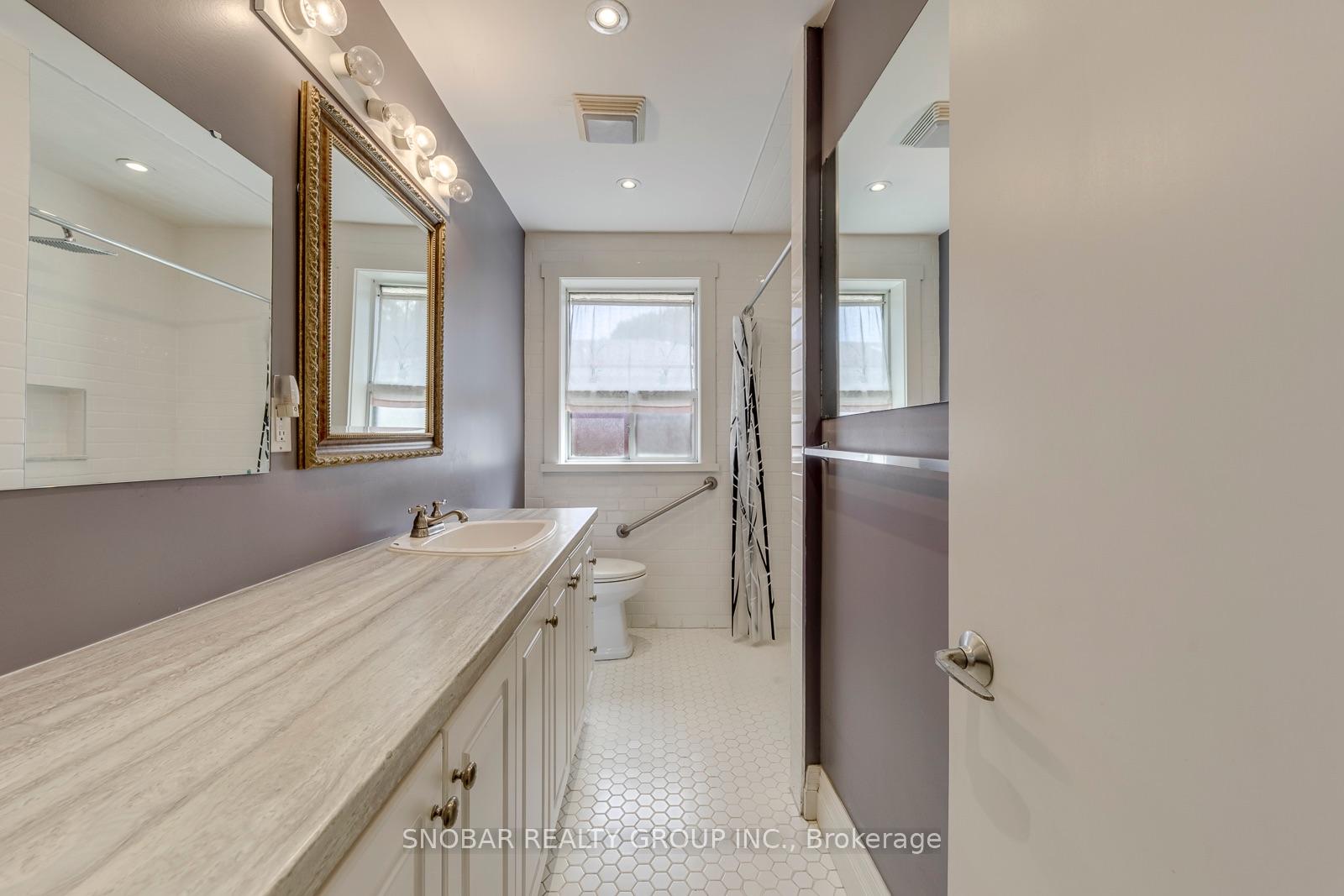 Photo 18 of 42 Newstead Road, Etobicoke, Willowridge-Martingrove-Richview — HOMEH