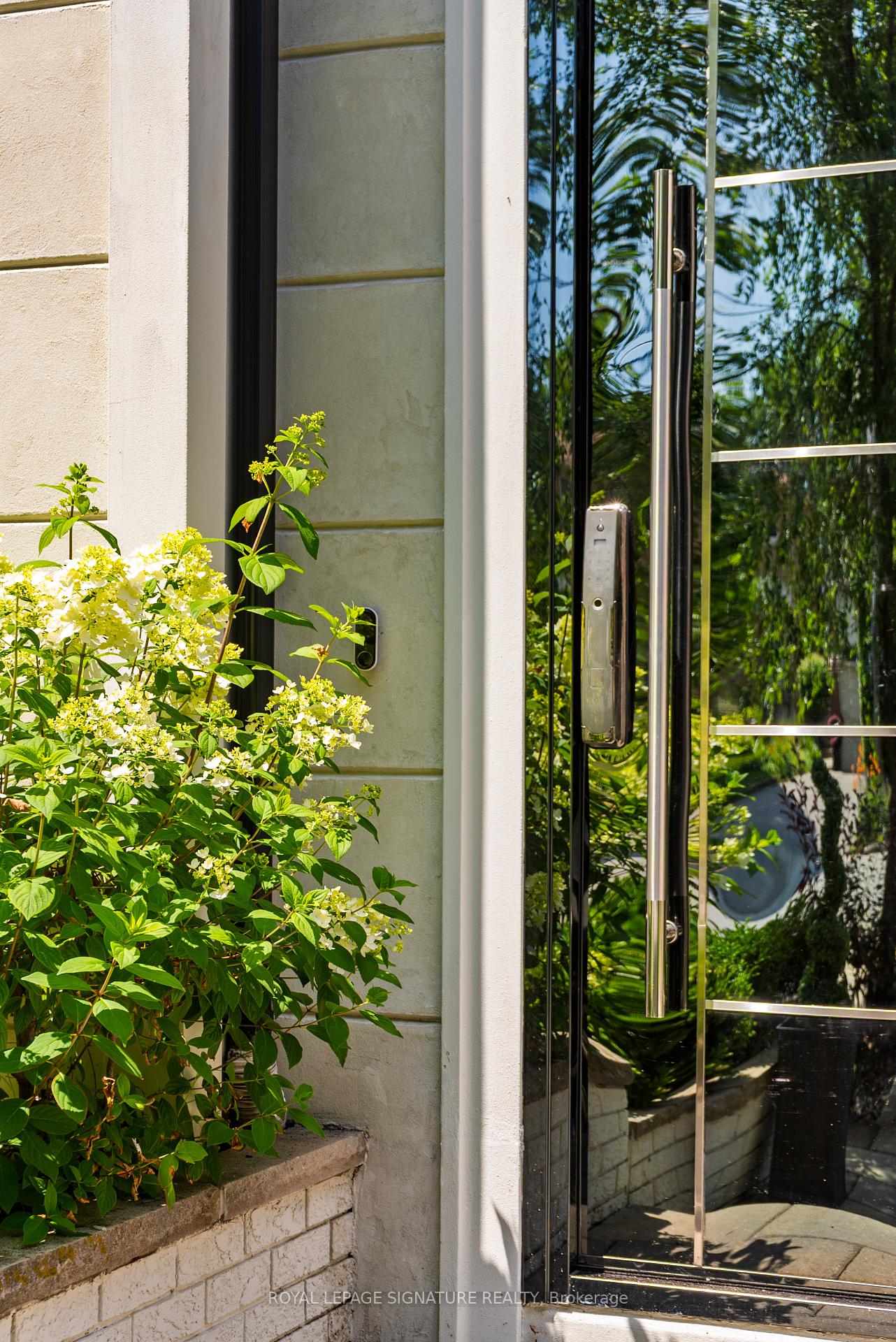 Photo 5 of 492 Old Orchard Grove, Toronto, Bedford Park-Nortown — HOMEH