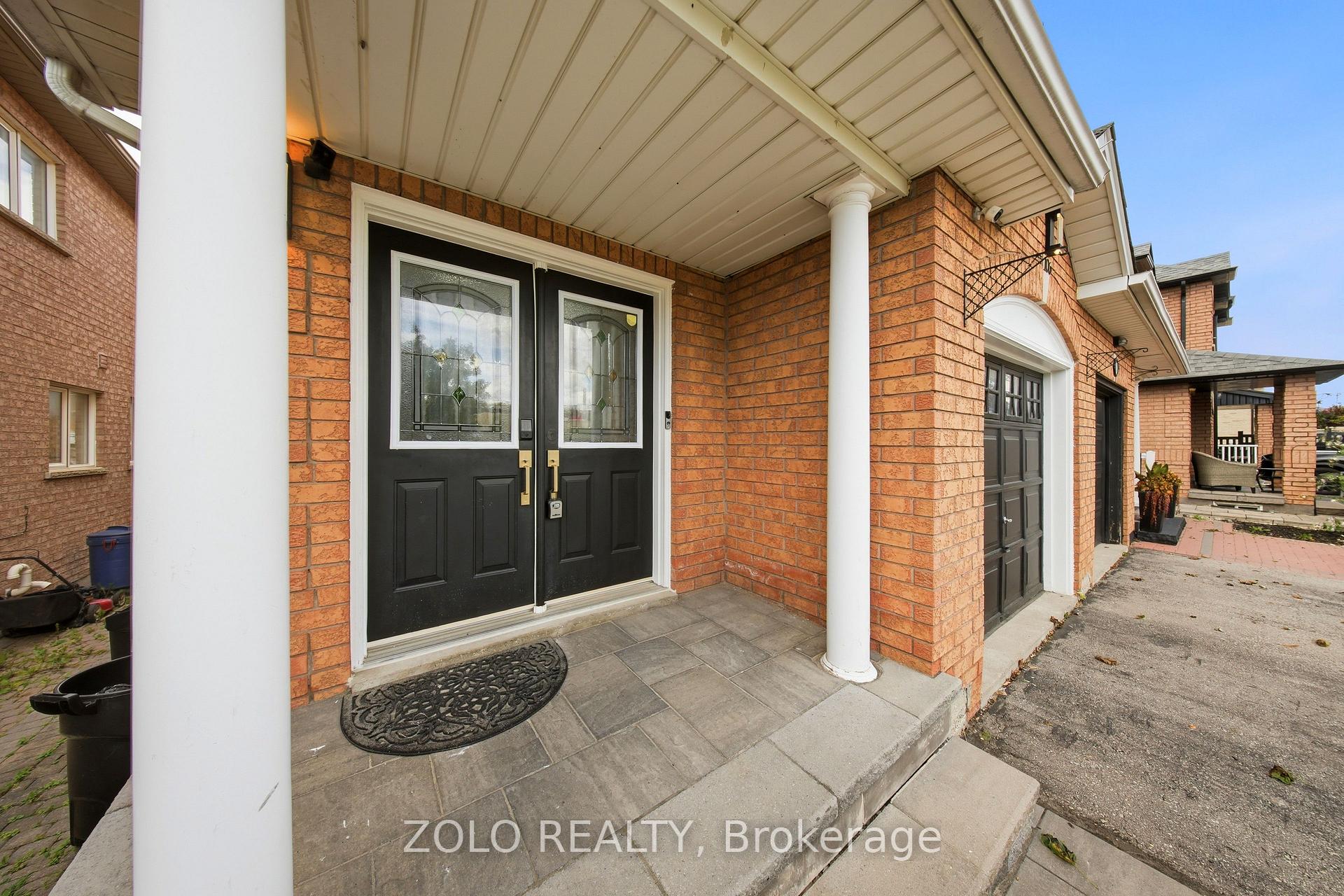 Photo 3 of 106 Rosanna Crescent, Vaughan, Maple — HOMEH