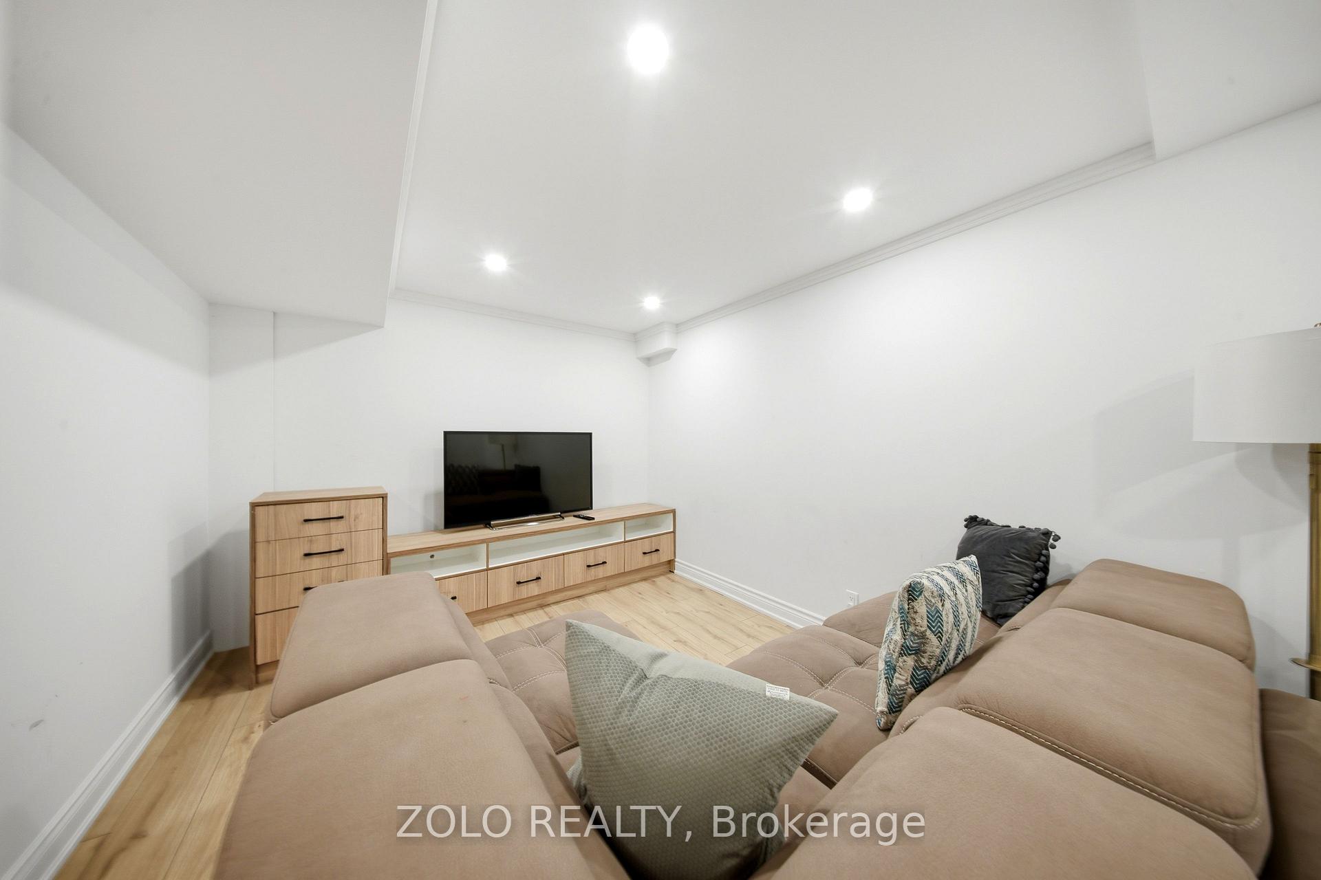 Photo 34 of 106 Rosanna Crescent, Vaughan, Maple — HOMEH