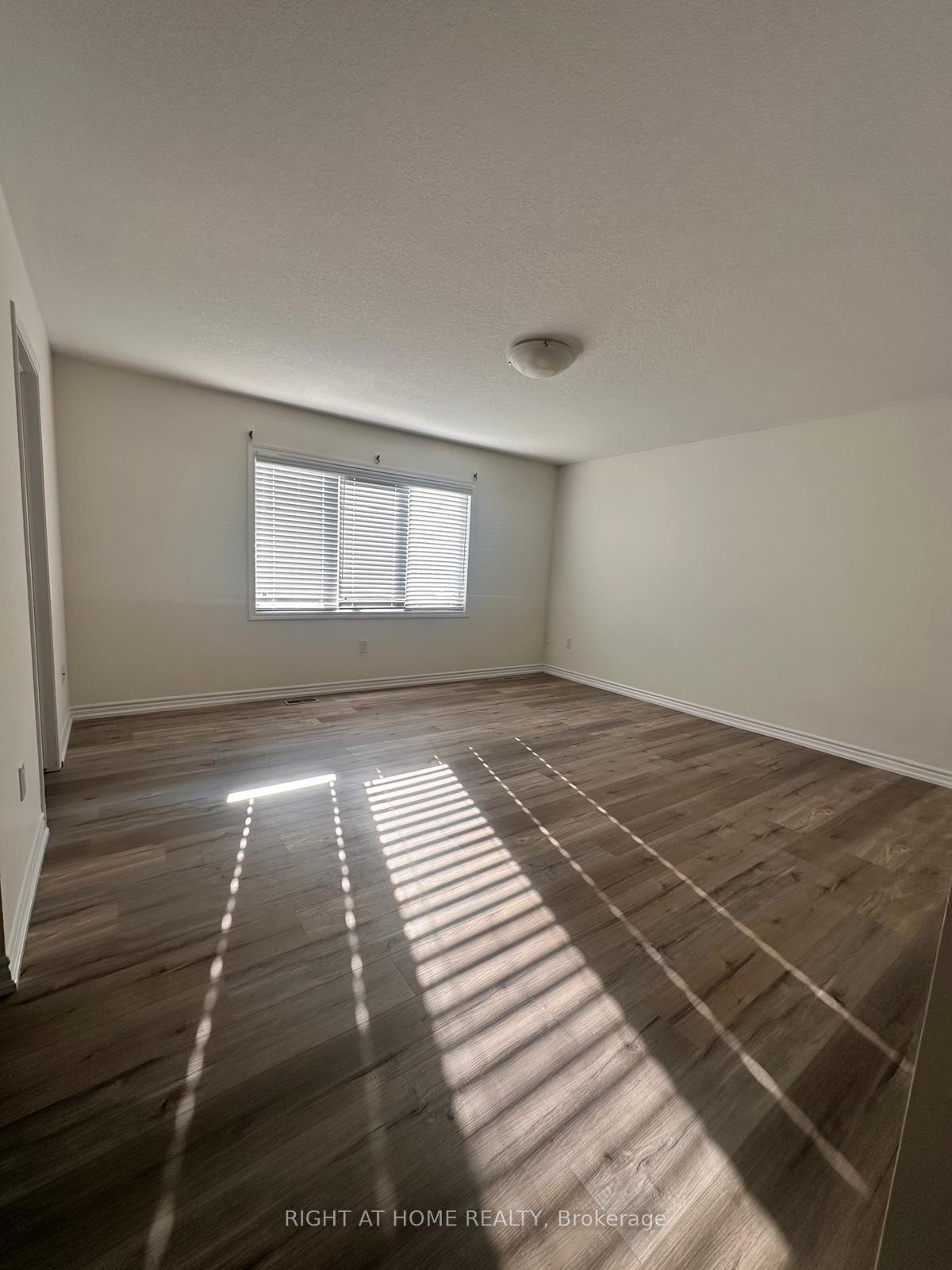Photo 16 of 516 Equestrian Way, Cambridge, Silver Heights — HOMEH
