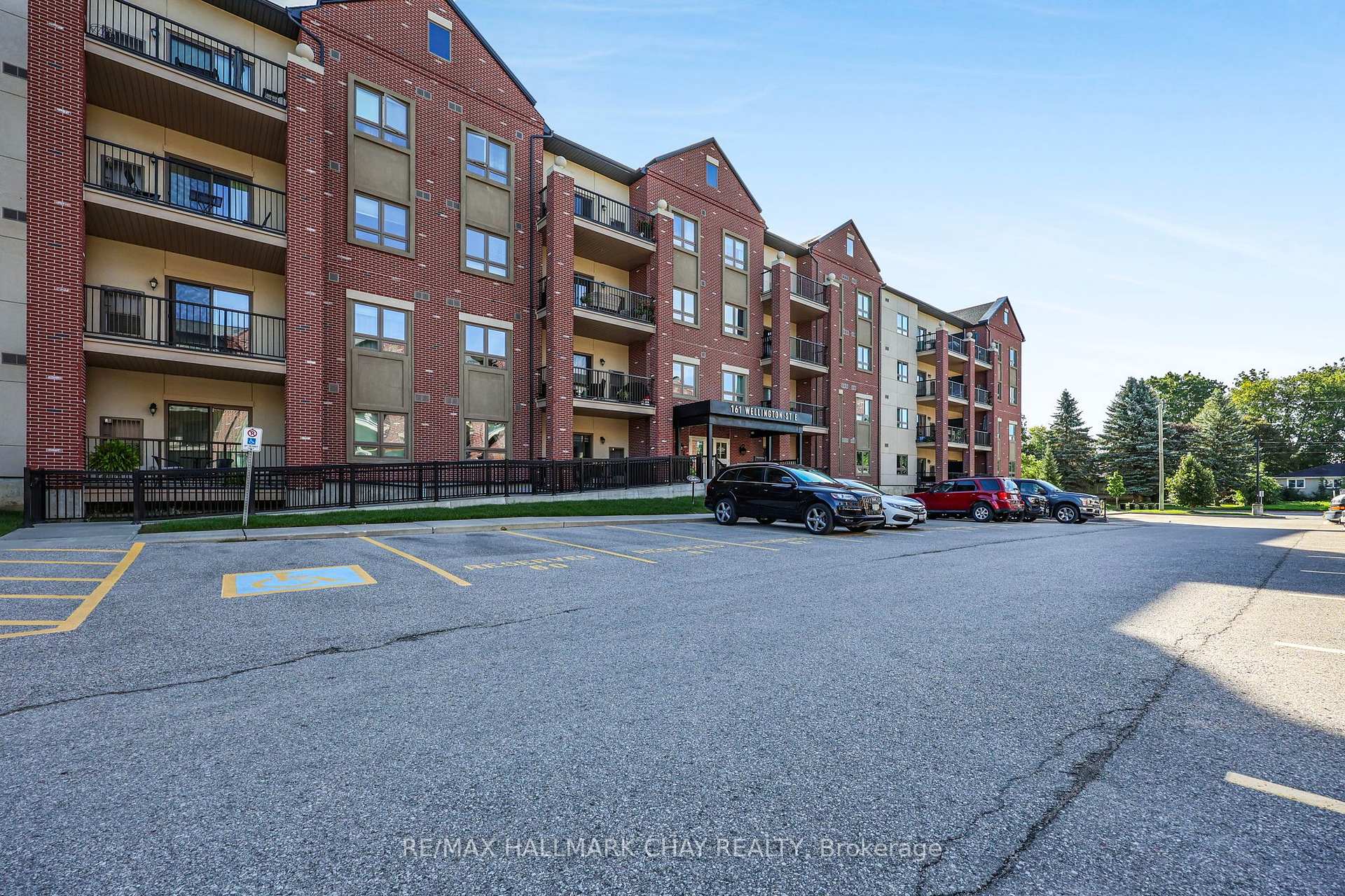 Photo 2 of Unit 210, 161 Wellington Street E, New Tecumseth, Alliston — HOMEH