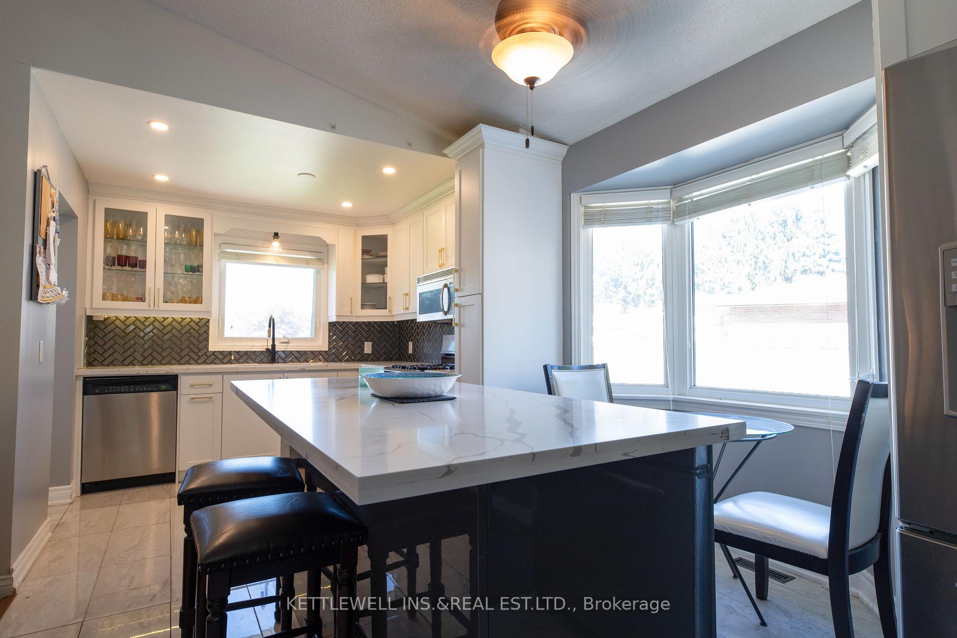 Photo 3 of 17 Elgin Place W, Strathroy-Caradoc, NW — HOMEH
