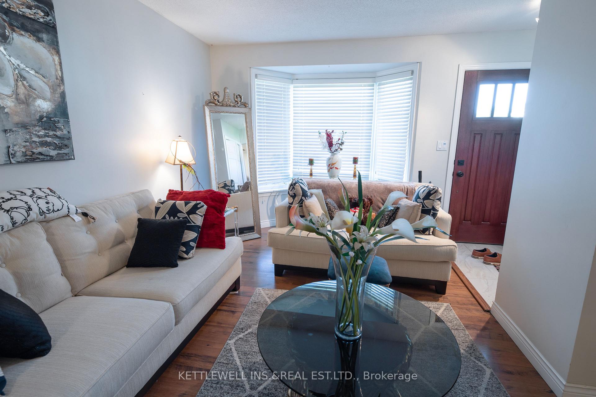 Photo 8 of 17 Elgin Place W, Strathroy-Caradoc, NW — HOMEH