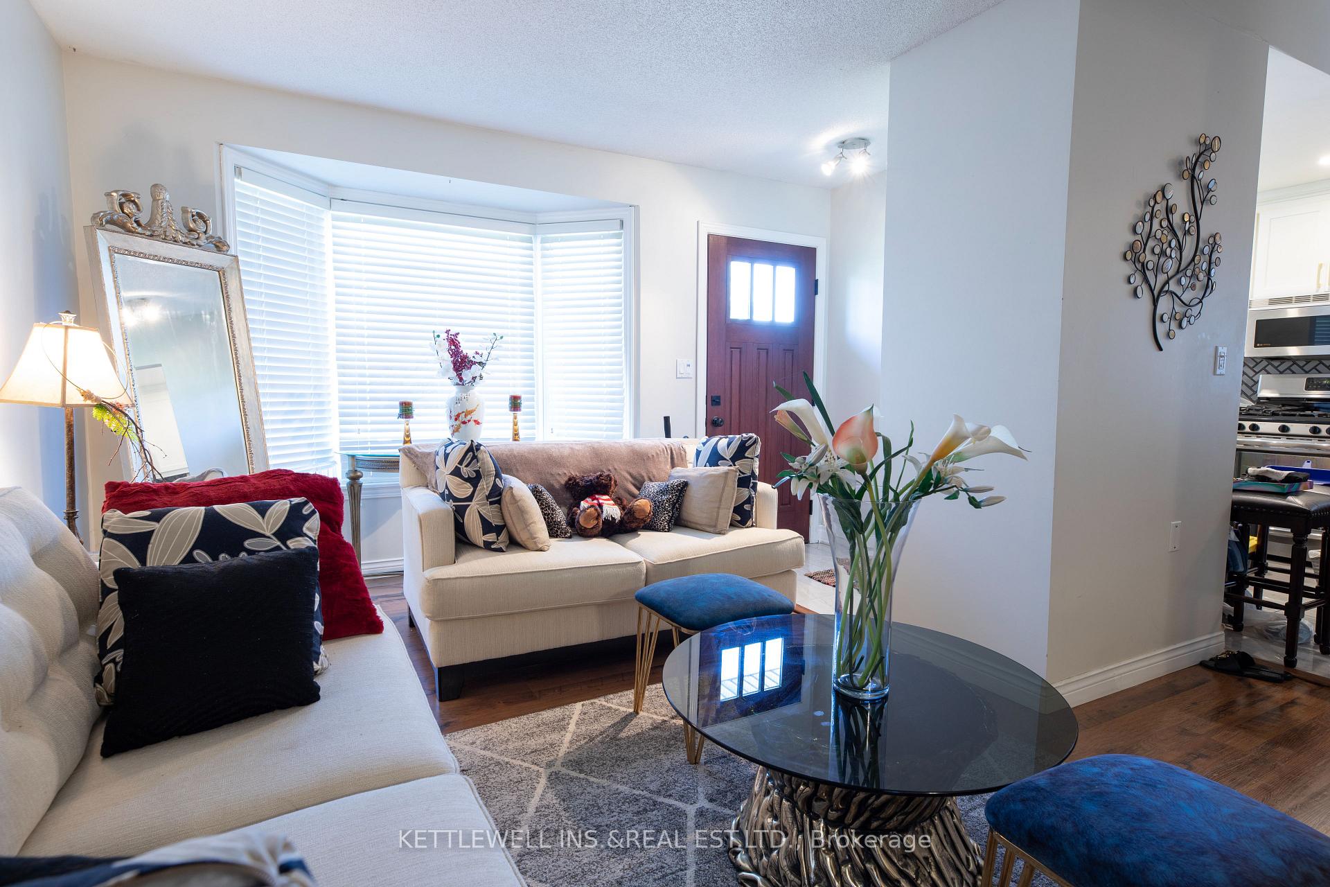 Photo 9 of 17 Elgin Place W, Strathroy-Caradoc, NW — HOMEH