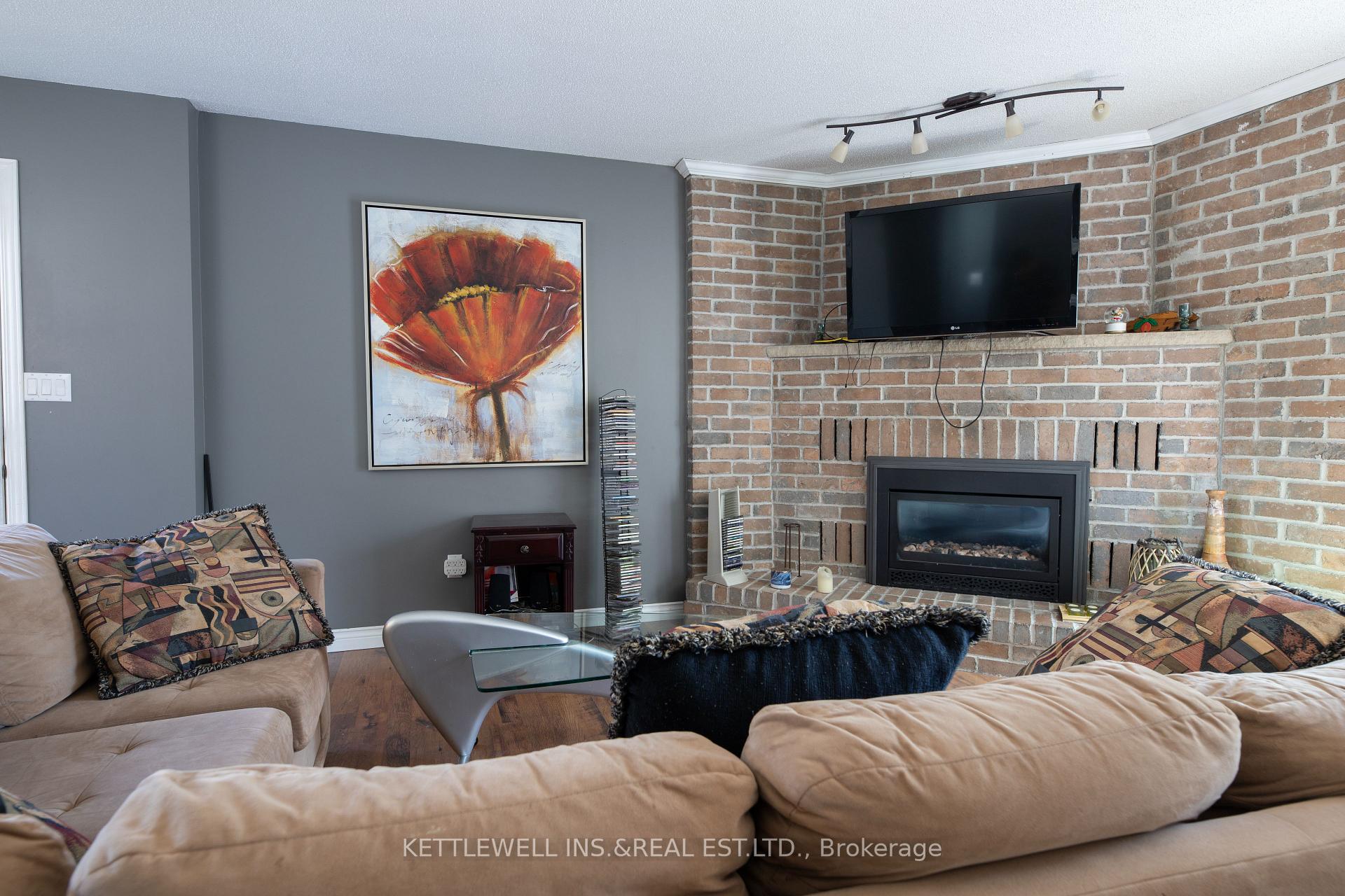 Photo 10 of 17 Elgin Place W, Strathroy-Caradoc, NW — HOMEH