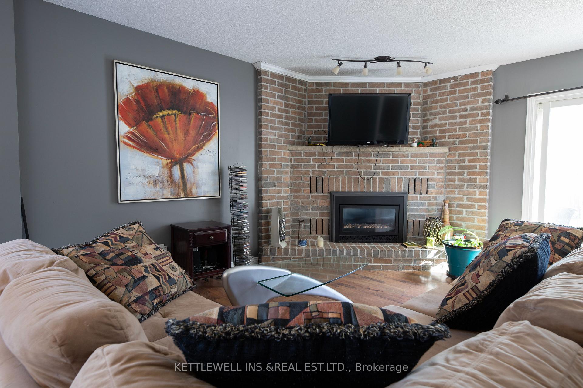 Photo 11 of 17 Elgin Place W, Strathroy-Caradoc, NW — HOMEH