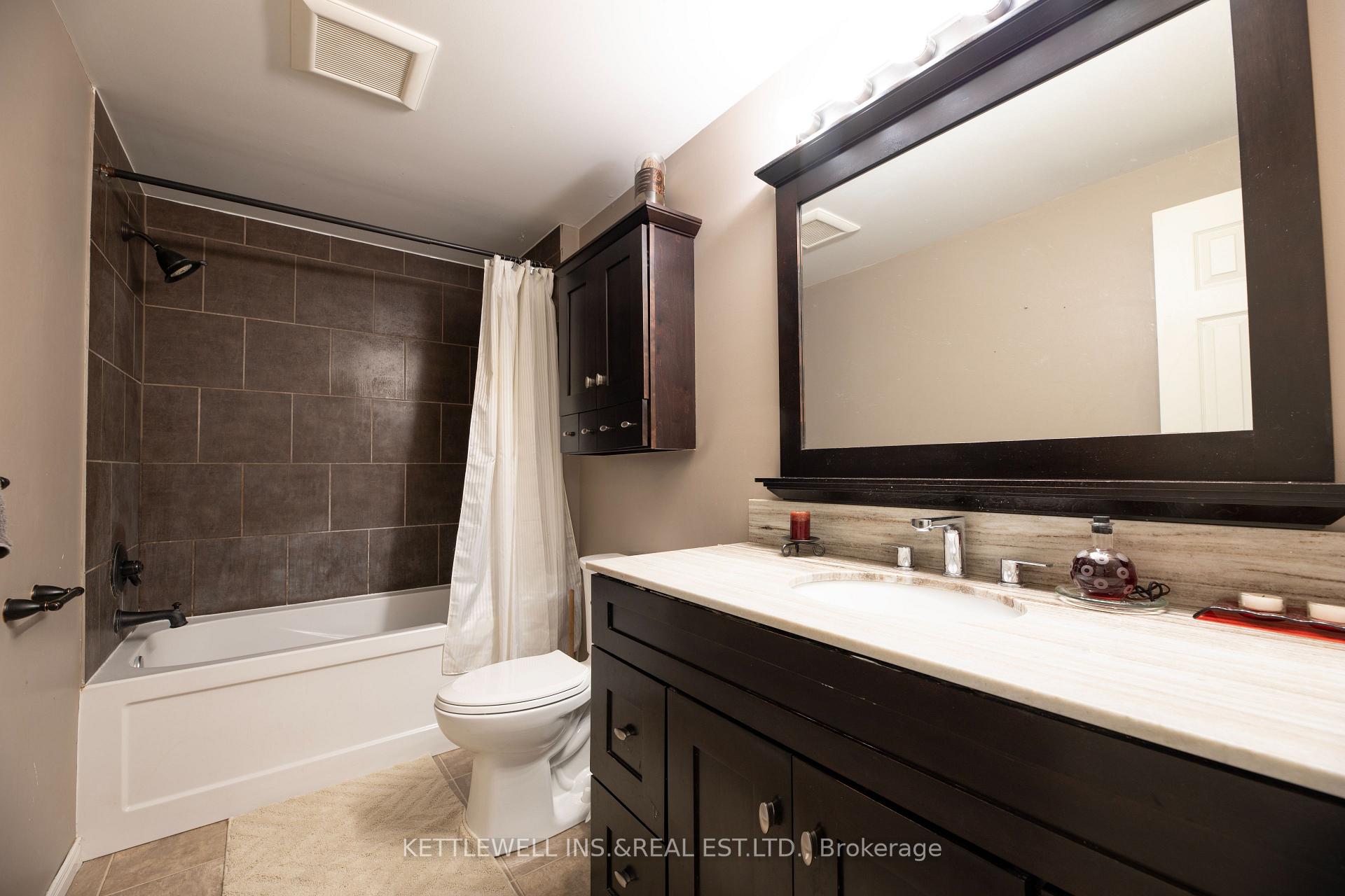 Photo 23 of 17 Elgin Place W, Strathroy-Caradoc, NW — HOMEH