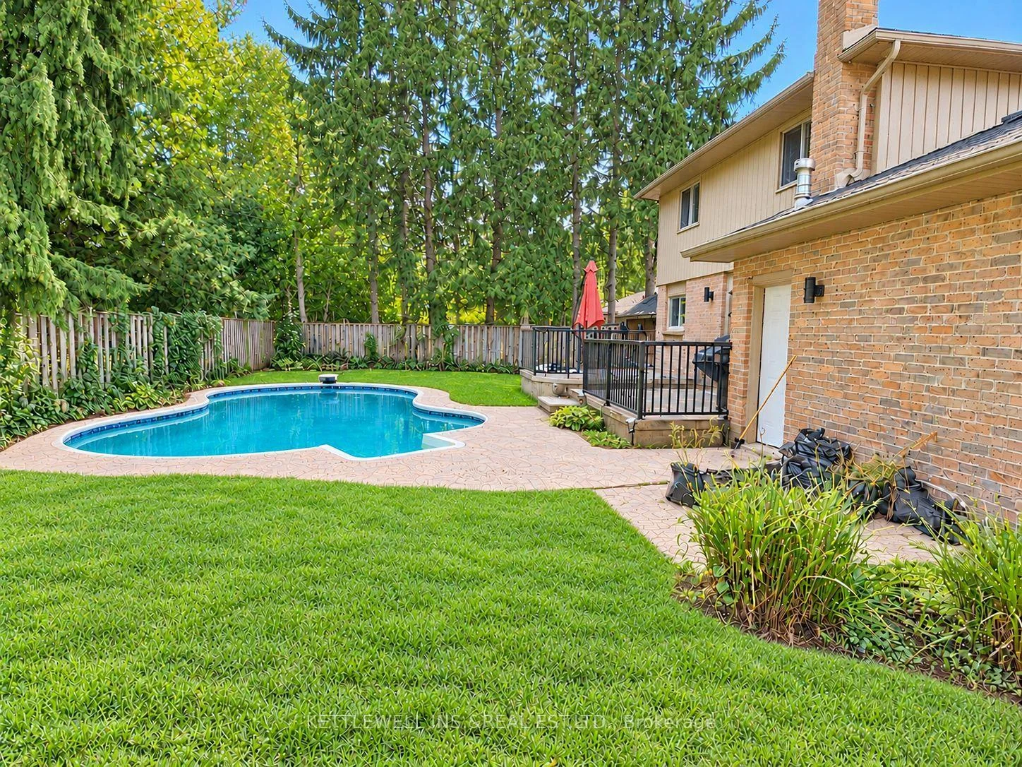 Photo 2 of 17 Elgin Place W, Strathroy-Caradoc, NW — HOMEH